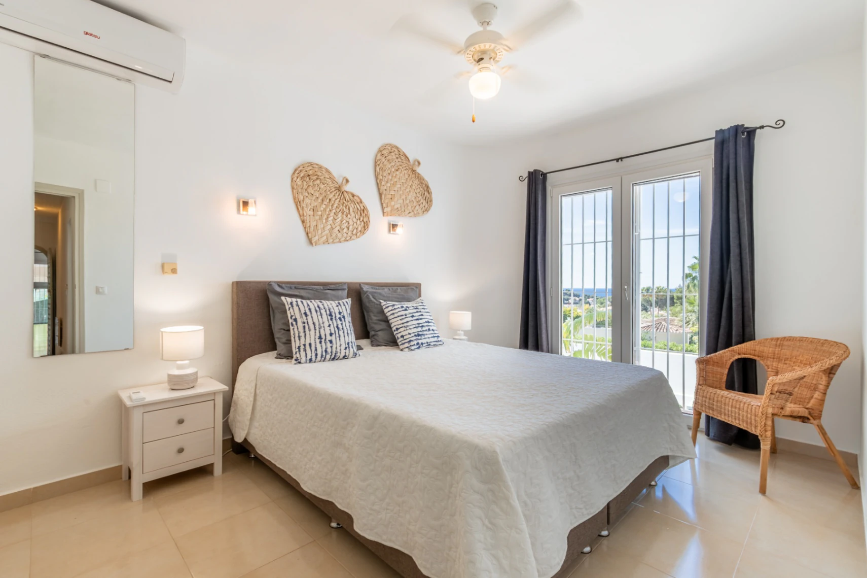 Villa con vistas al mar en venta en Moraira: Amplitud, terrazas y excelente ubicación