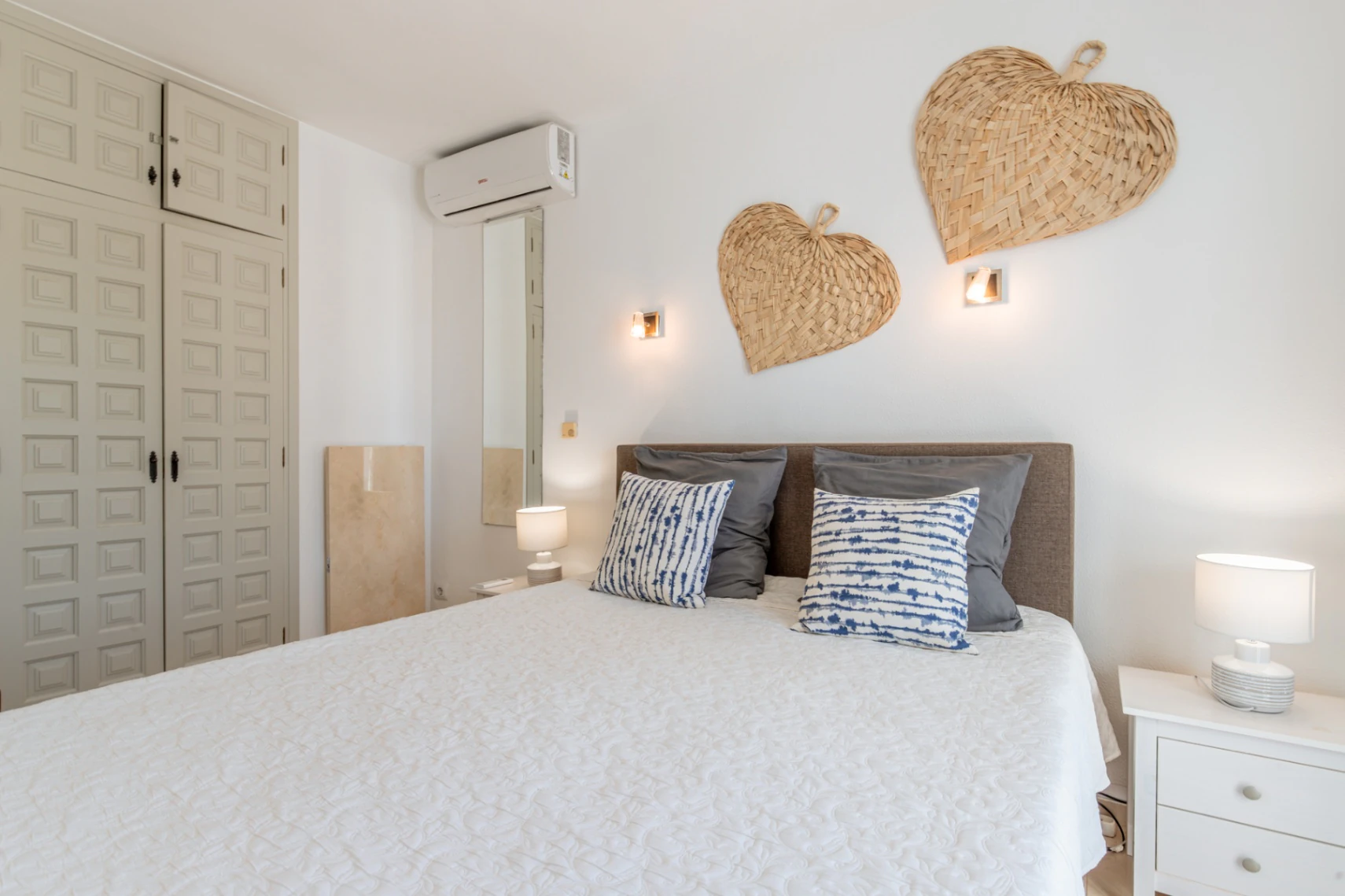 Villa con vistas al mar en venta en Moraira: Amplitud, terrazas y excelente ubicación