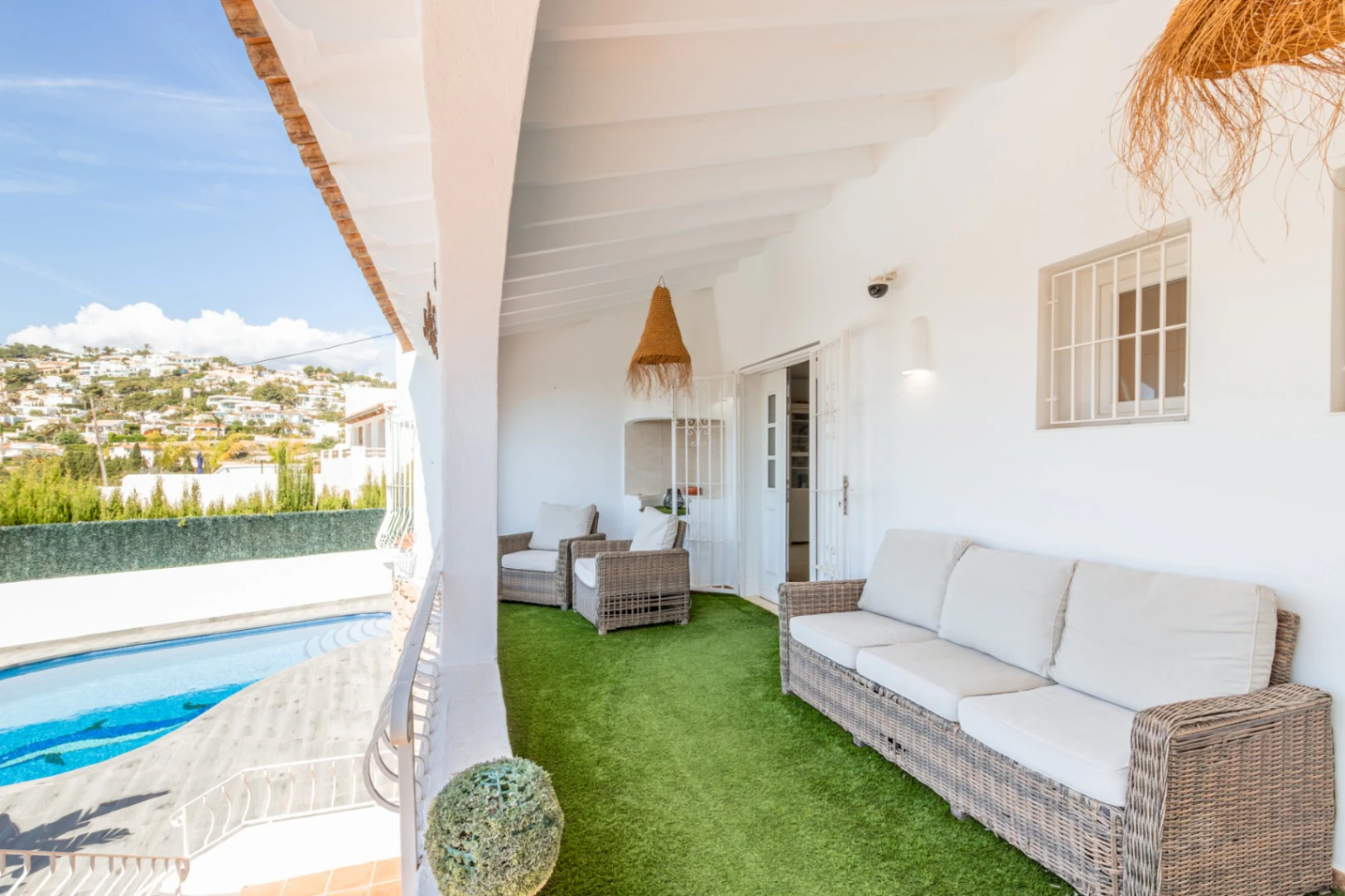 Villa con vistas al mar en venta en Moraira: Amplitud, terrazas y excelente ubicación