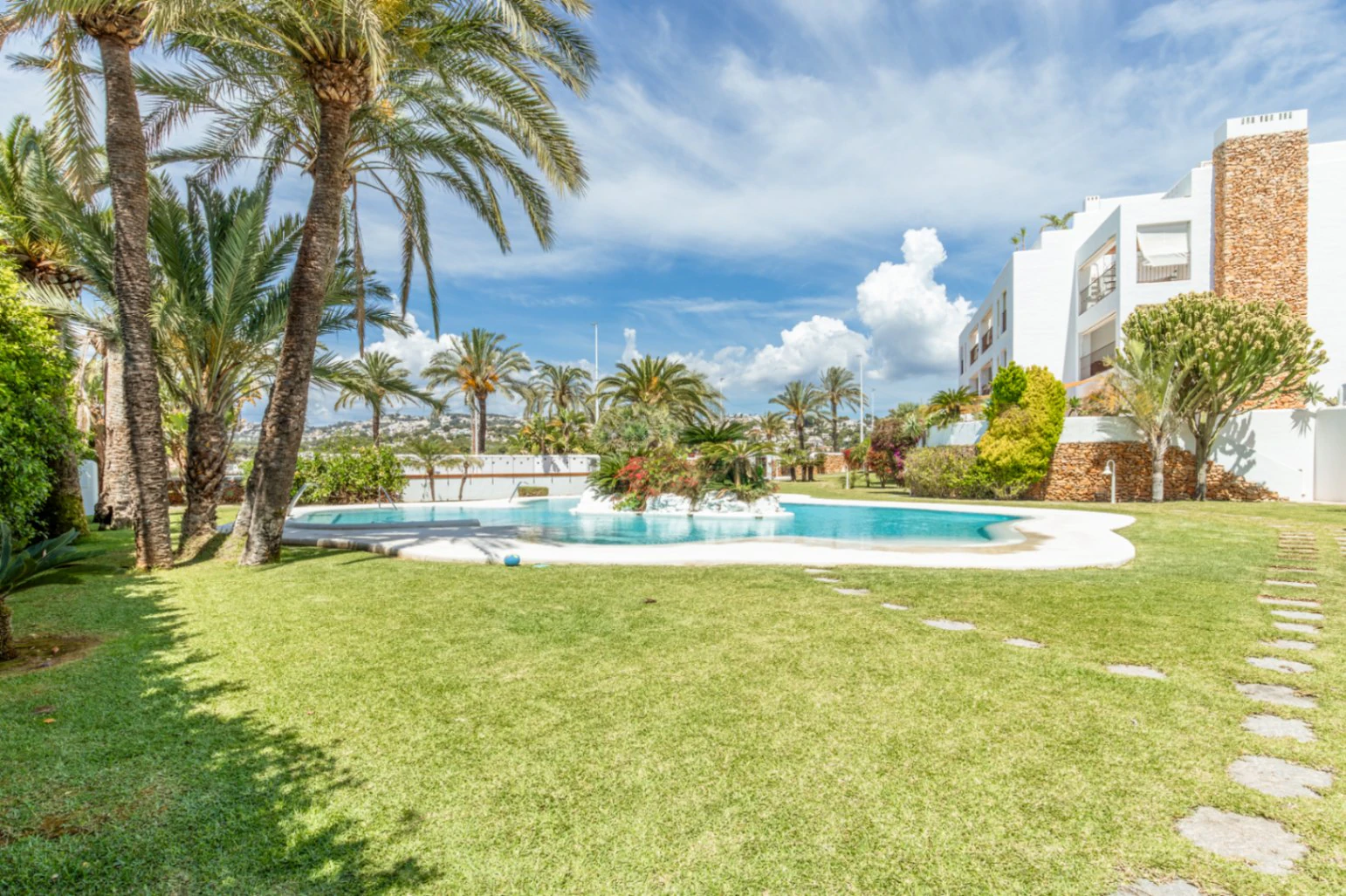 Apartamento de lujo en venta en Moraira centro con gran piscina y orientación sur