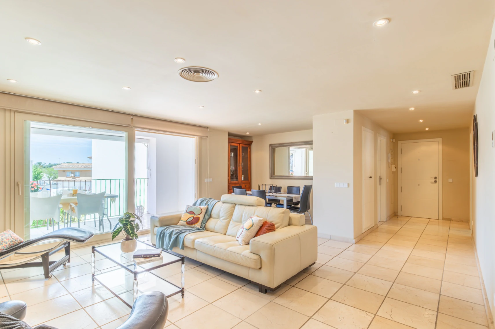 Apartamento de lujo en venta en Moraira centro con gran piscina y orientación sur