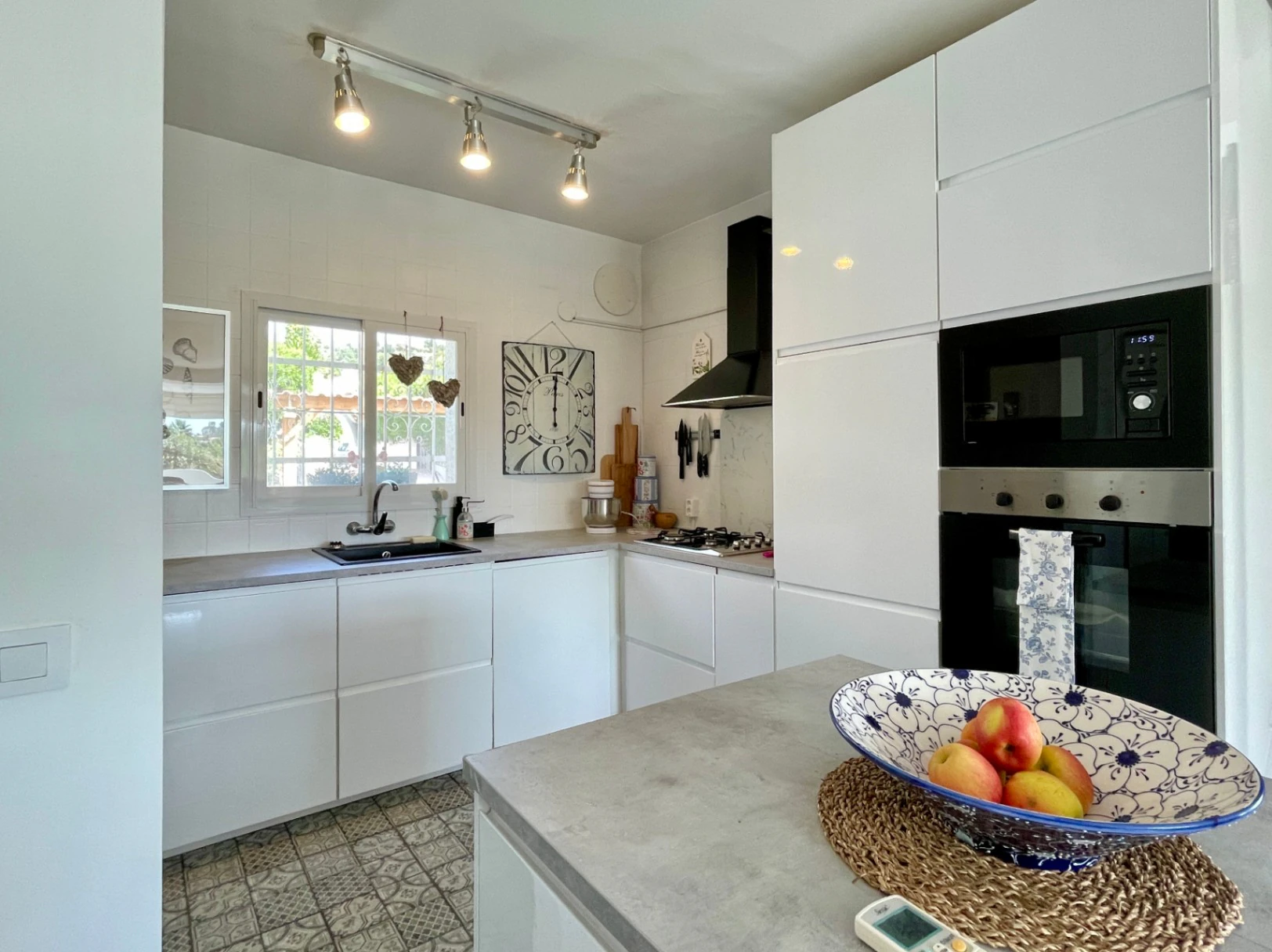 Acogedora villa con piscina privada y vistas abiertas en Benissa