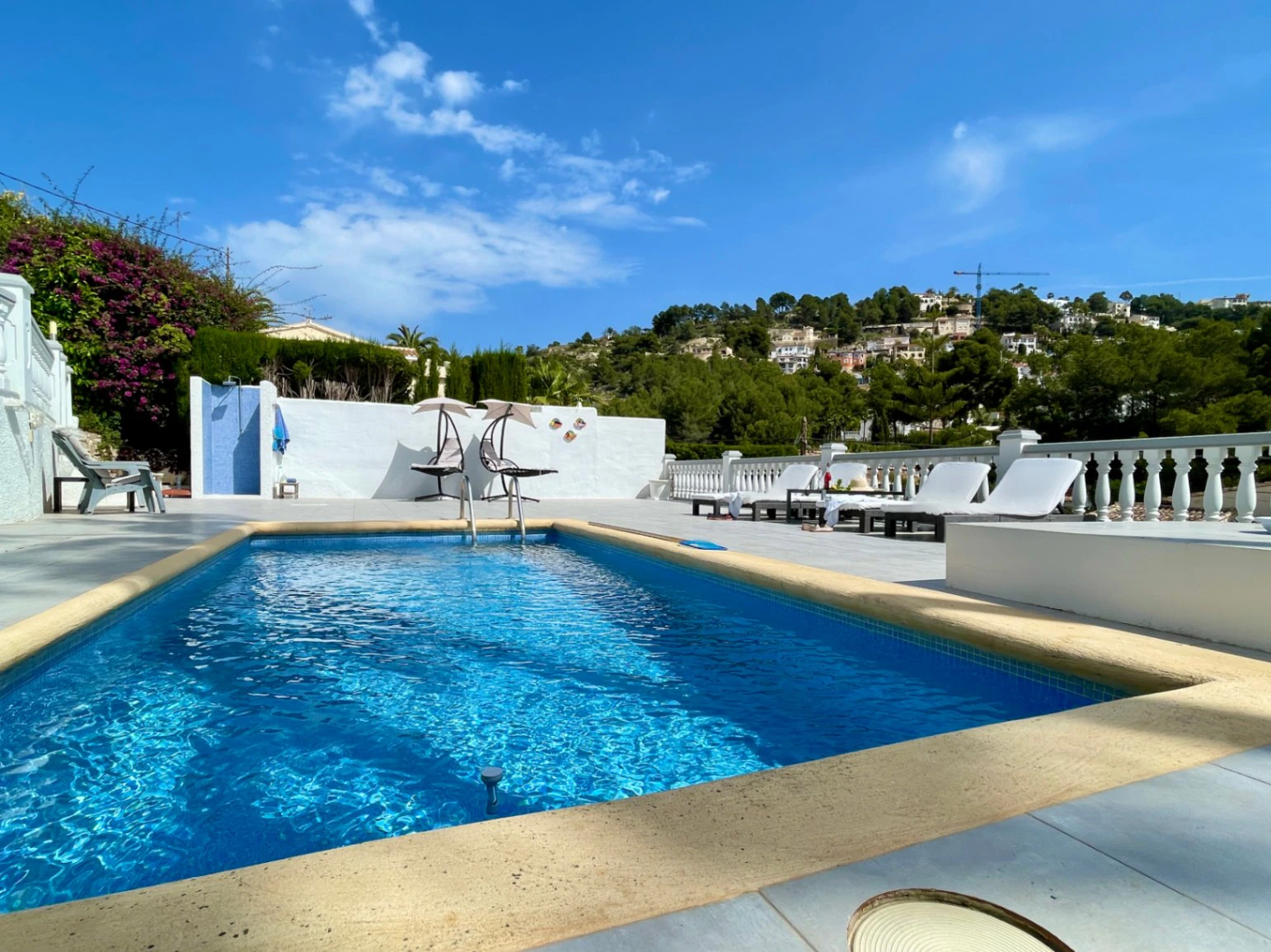Acogedora villa con piscina privada y vistas abiertas en Benissa