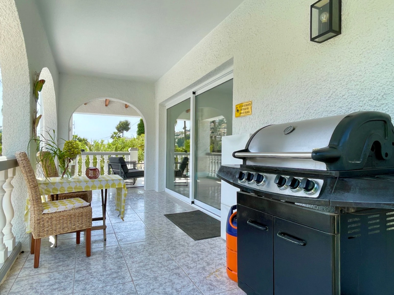 Acogedora villa con piscina privada y vistas abiertas en Benissa