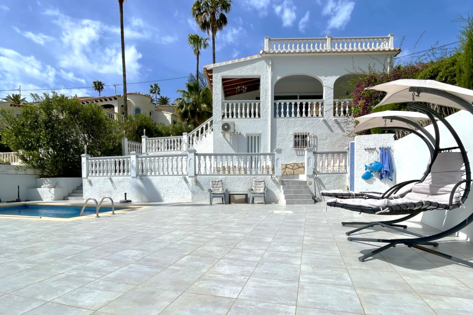 Acogedora villa con piscina privada y vistas abiertas en Benissa