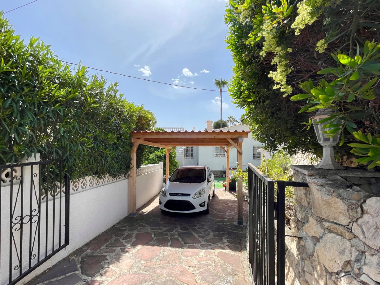 Acogedora villa con piscina privada y vistas abiertas en Benissa
