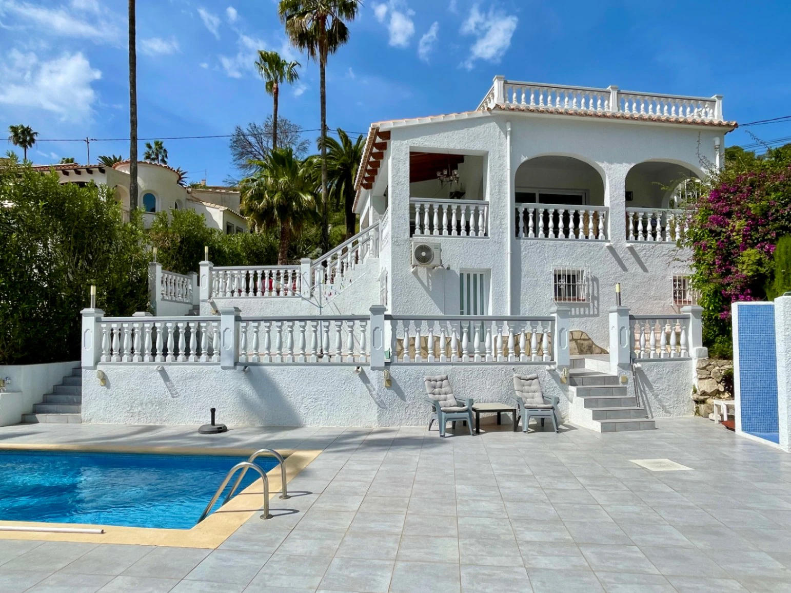 Acogedora villa con piscina privada y vistas abiertas en Benissa