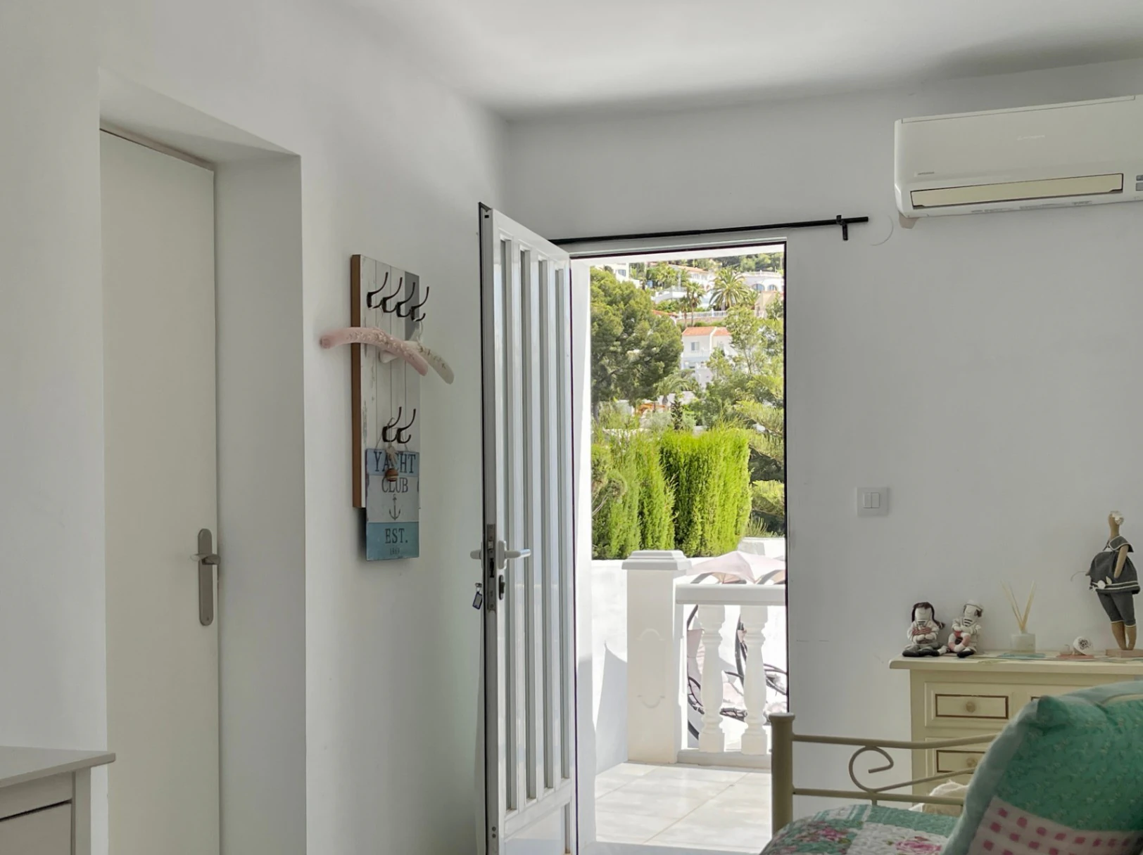 Acogedora villa con piscina privada y vistas abiertas en Benissa