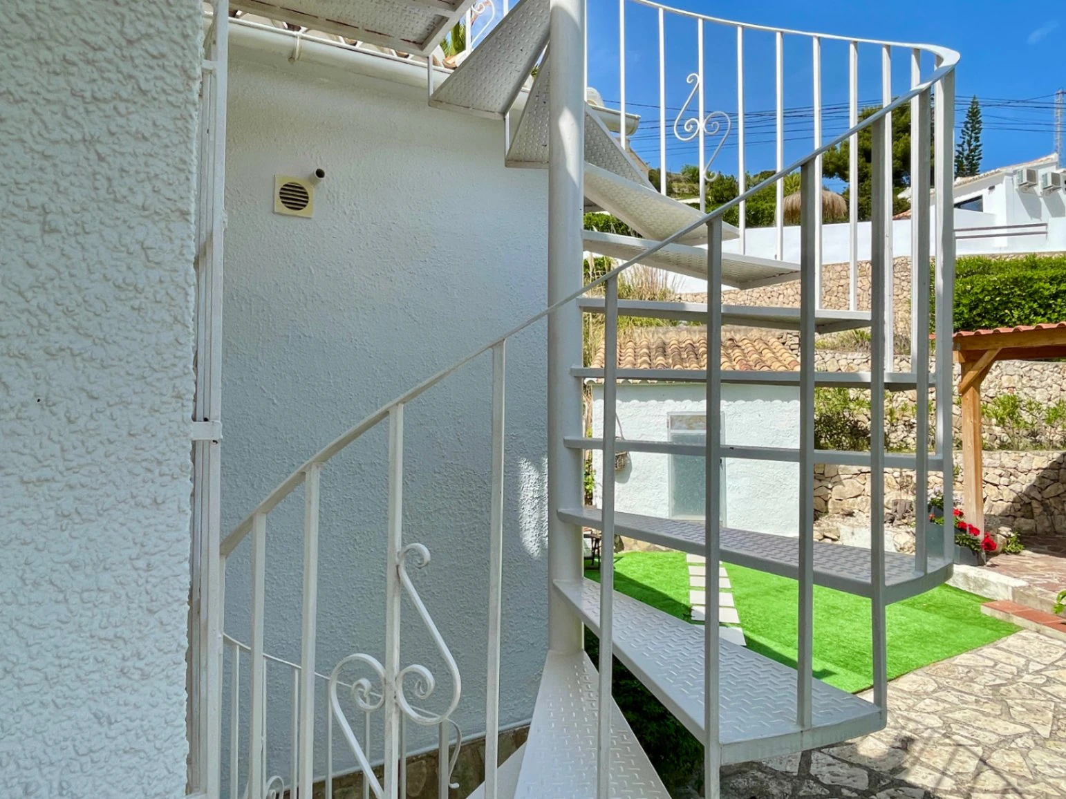 Acogedora villa con piscina privada y vistas abiertas en Benissa