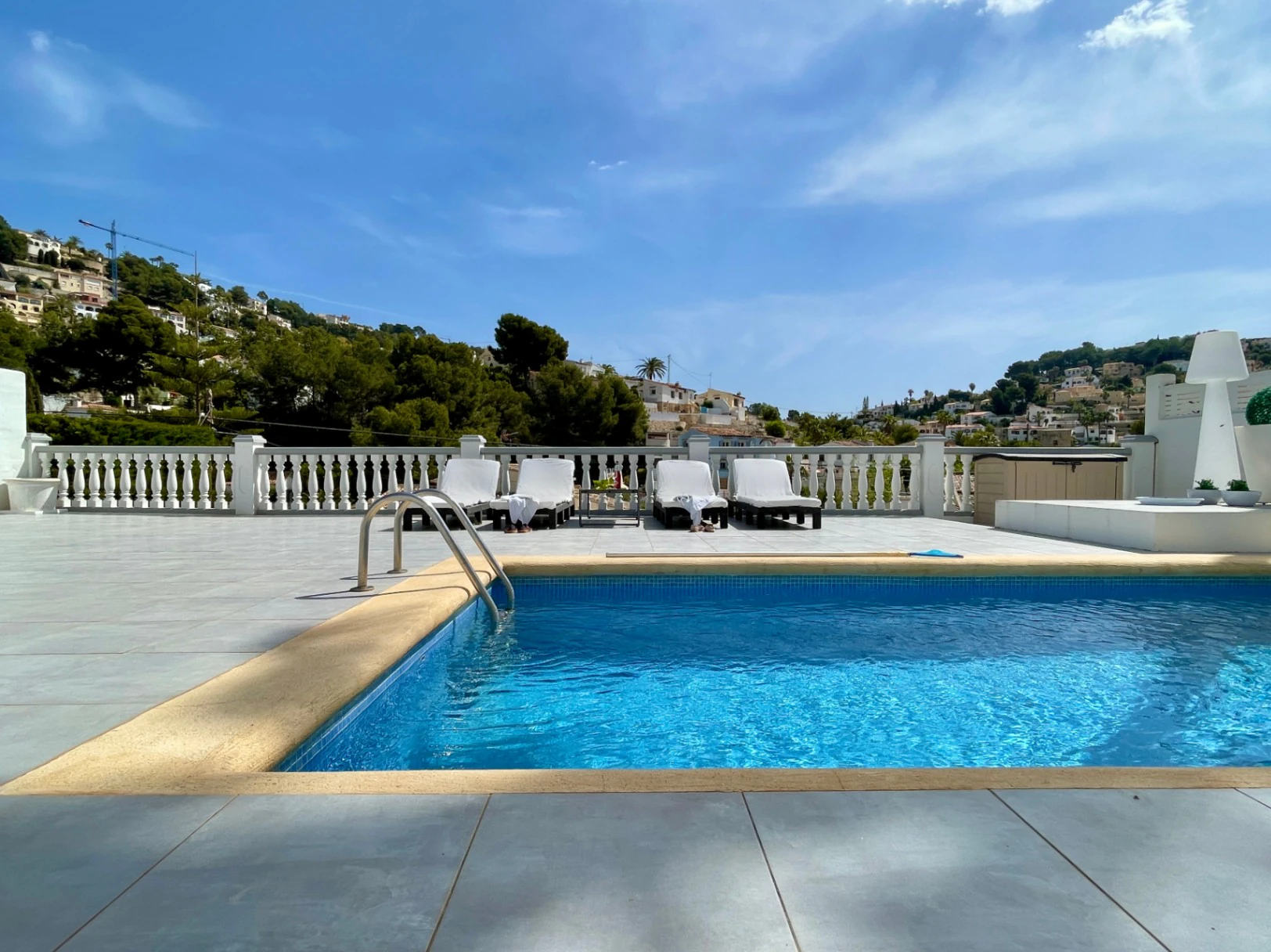 Acogedora villa con piscina privada y vistas abiertas en Benissa