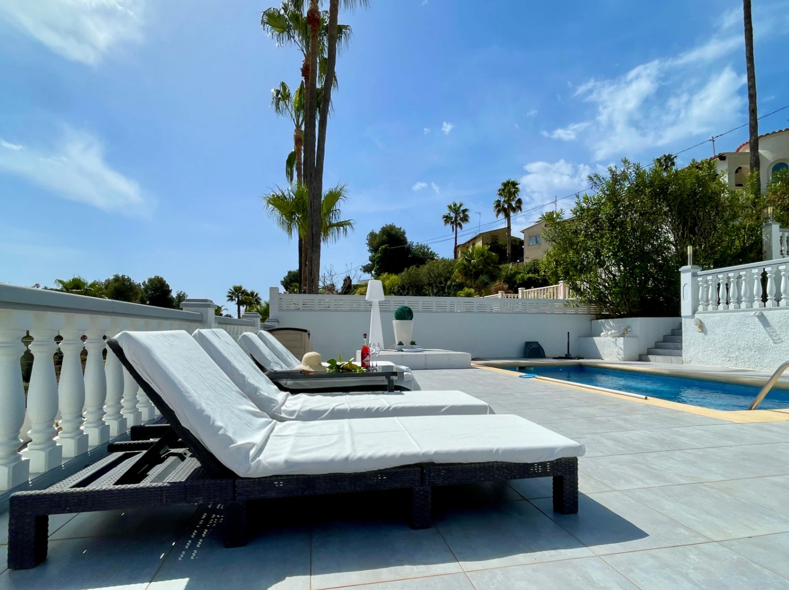 Acogedora villa con piscina privada y vistas abiertas en Benissa