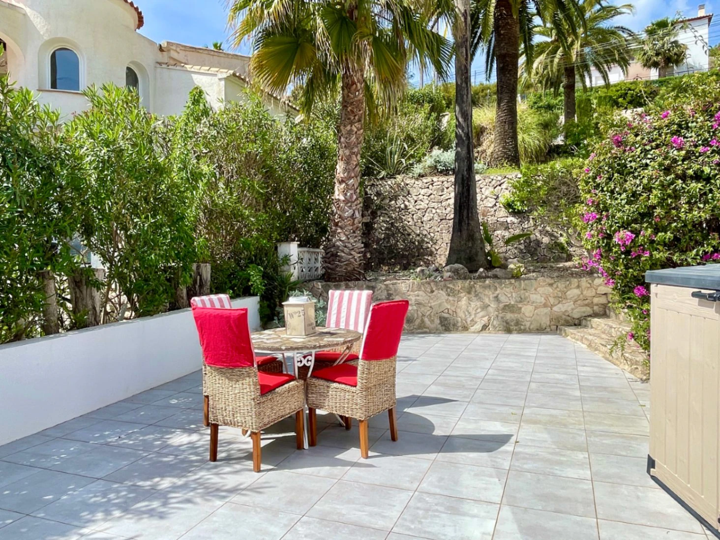 Acogedora villa con piscina privada y vistas abiertas en Benissa