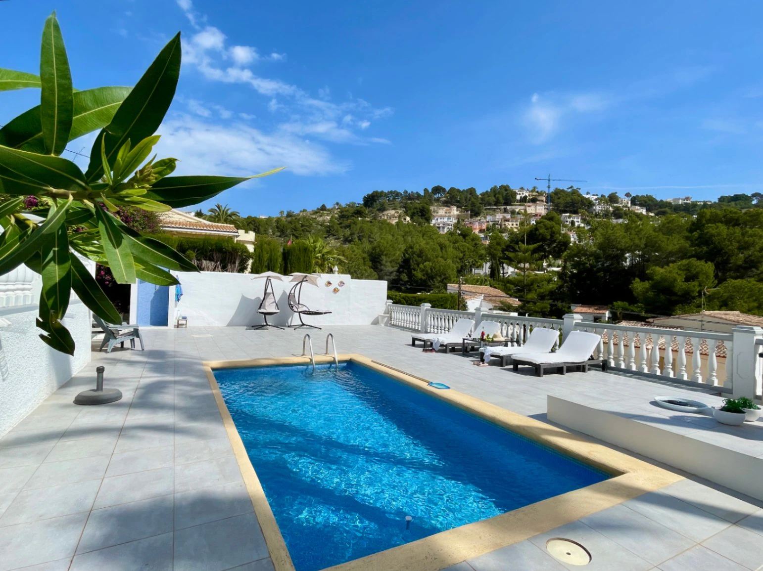 Acogedora villa con piscina privada y vistas abiertas en Benissa