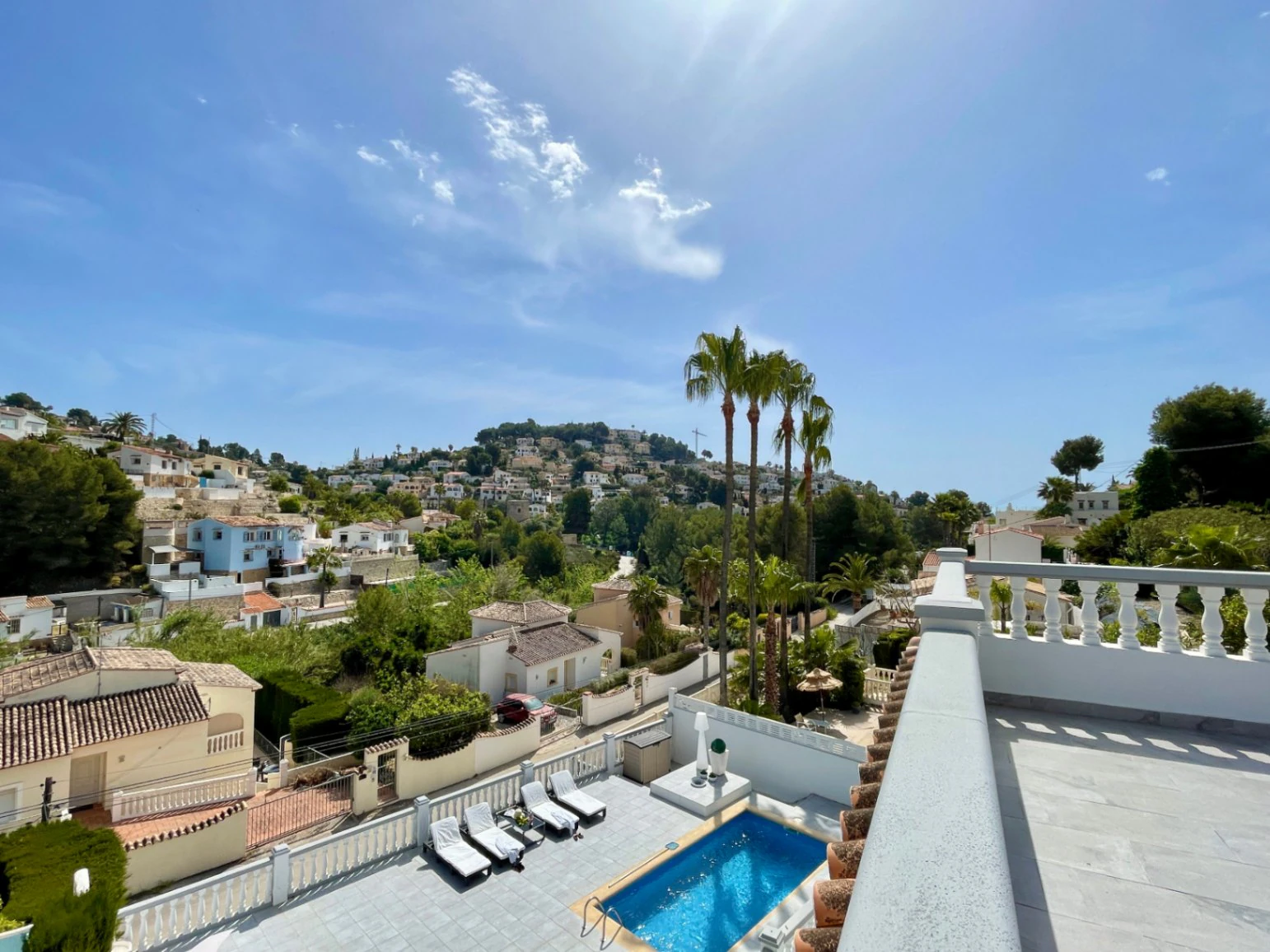 Acogedora villa con piscina privada y vistas abiertas en Benissa
