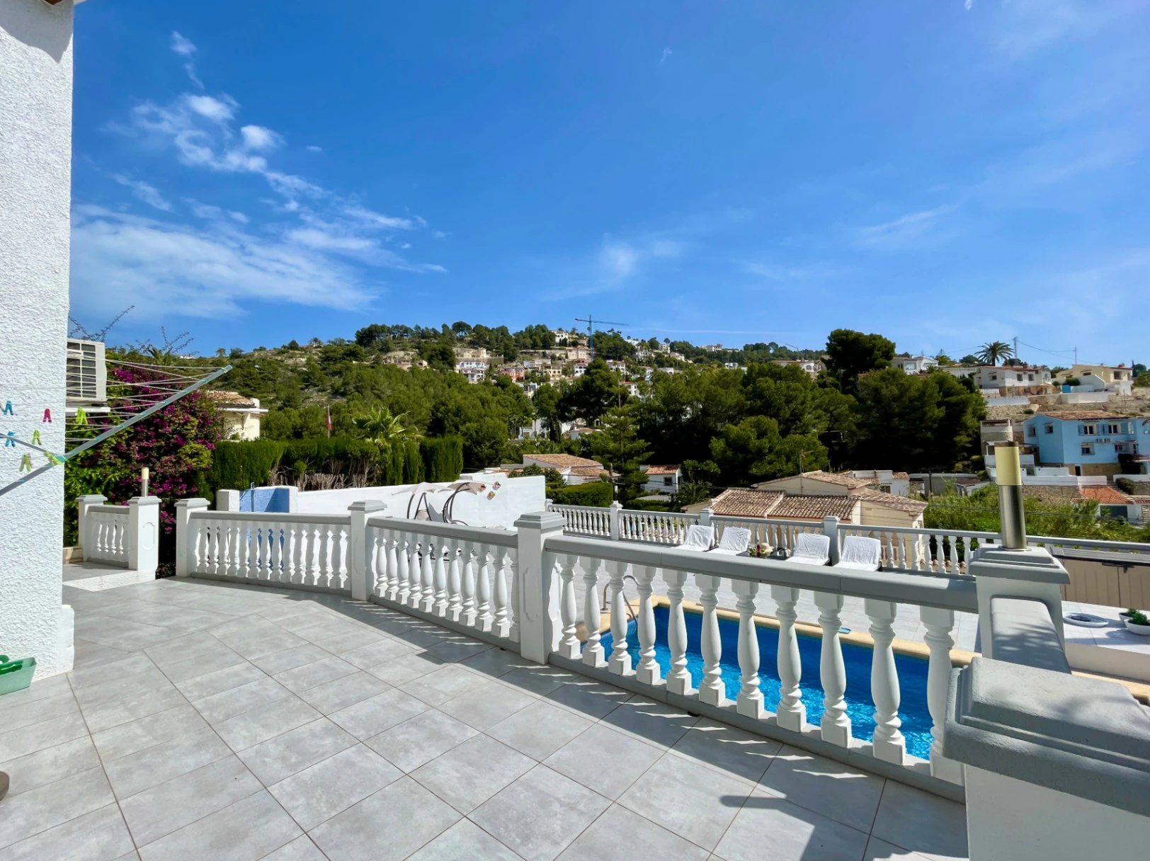 Acogedora villa con piscina privada y vistas abiertas en Benissa