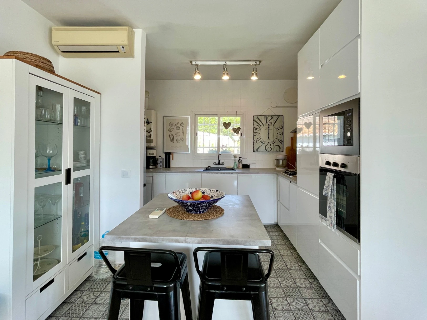 Acogedora villa con piscina privada y vistas abiertas en Benissa