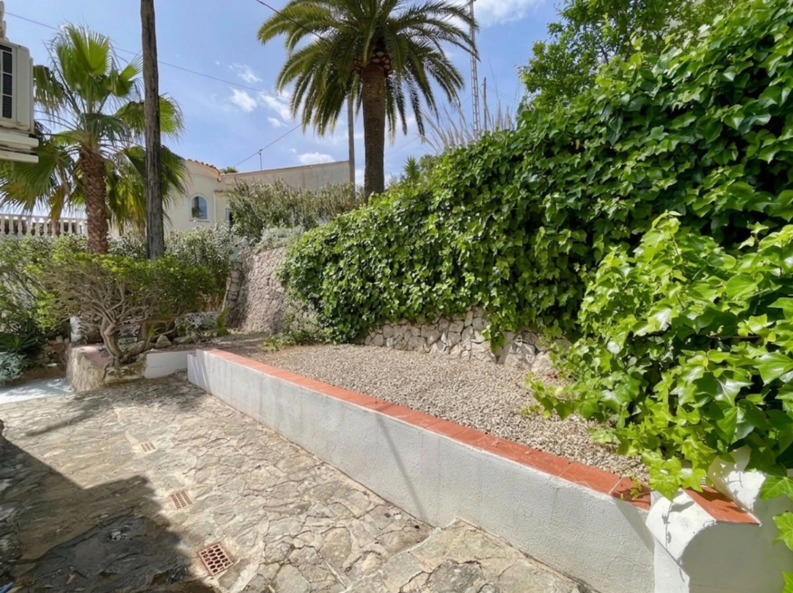 Acogedora villa con piscina privada y vistas abiertas en Benissa