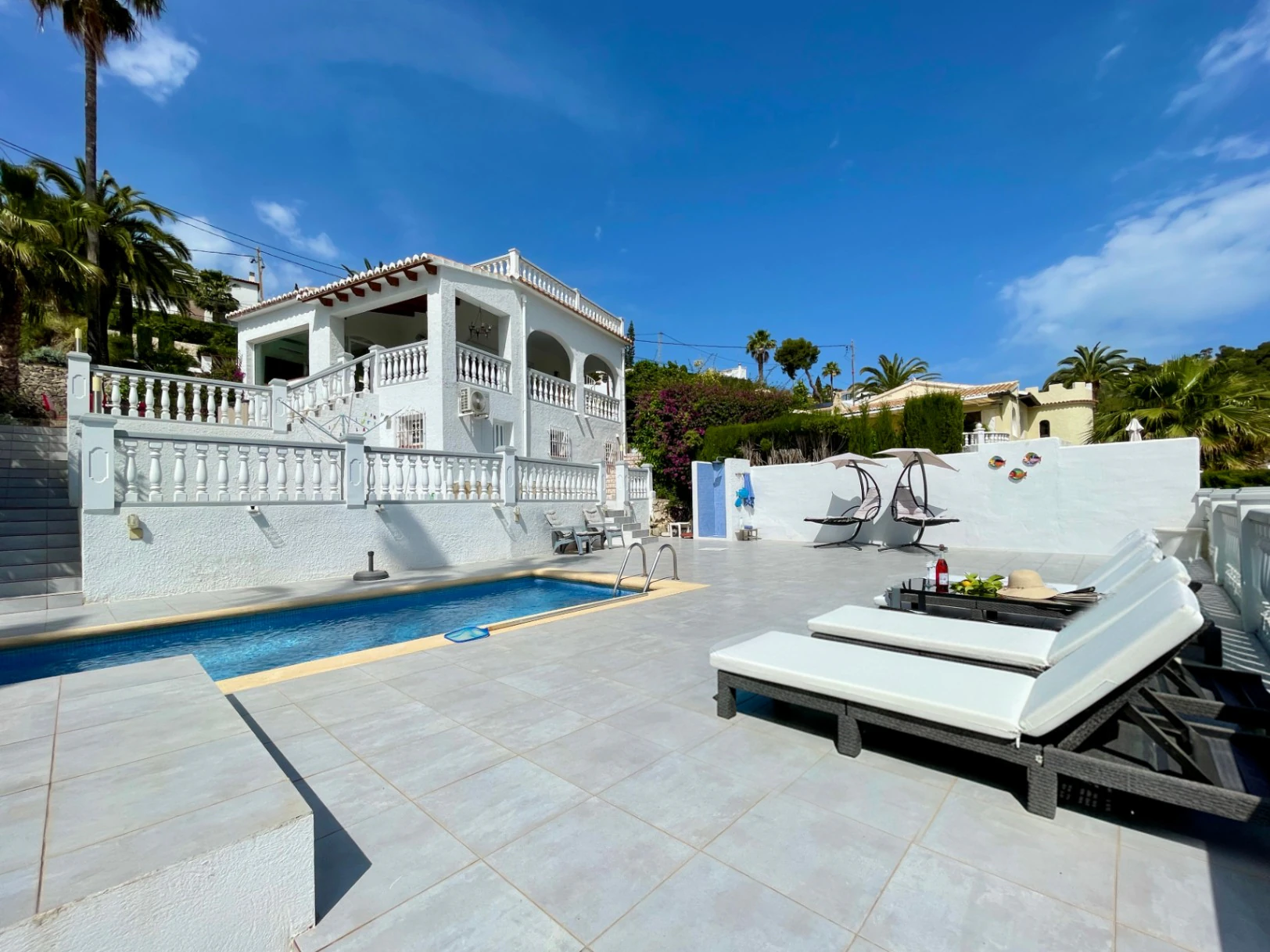 Acogedora villa con piscina privada y vistas abiertas en Benissa