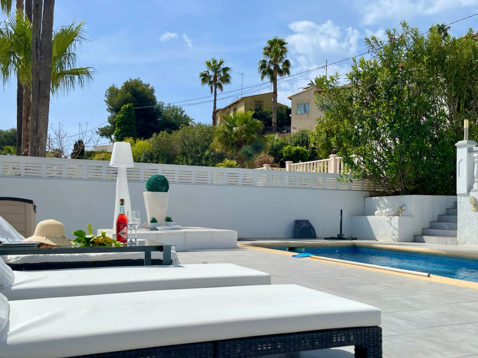 Acogedora villa con piscina privada y vistas abiertas en Benissa