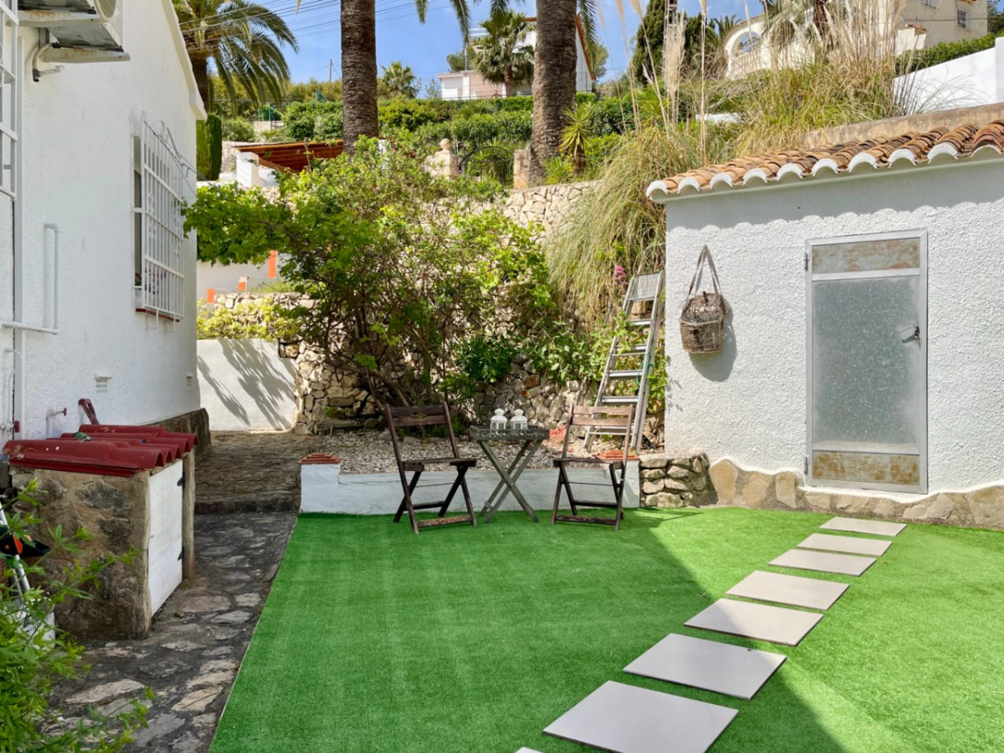 Acogedora villa con piscina privada y vistas abiertas en Benissa