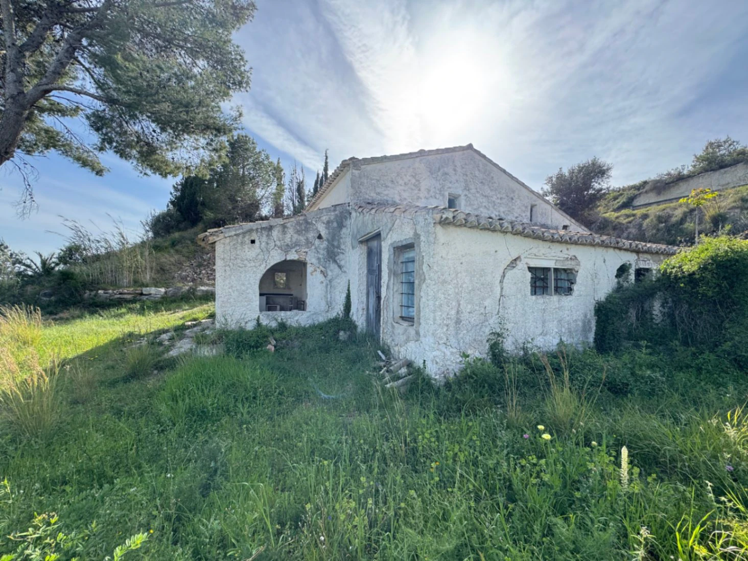Landhuis met uitzicht op zee in Teulada · Perceel van 7.300 m² met te renoveren huis en veel potentie