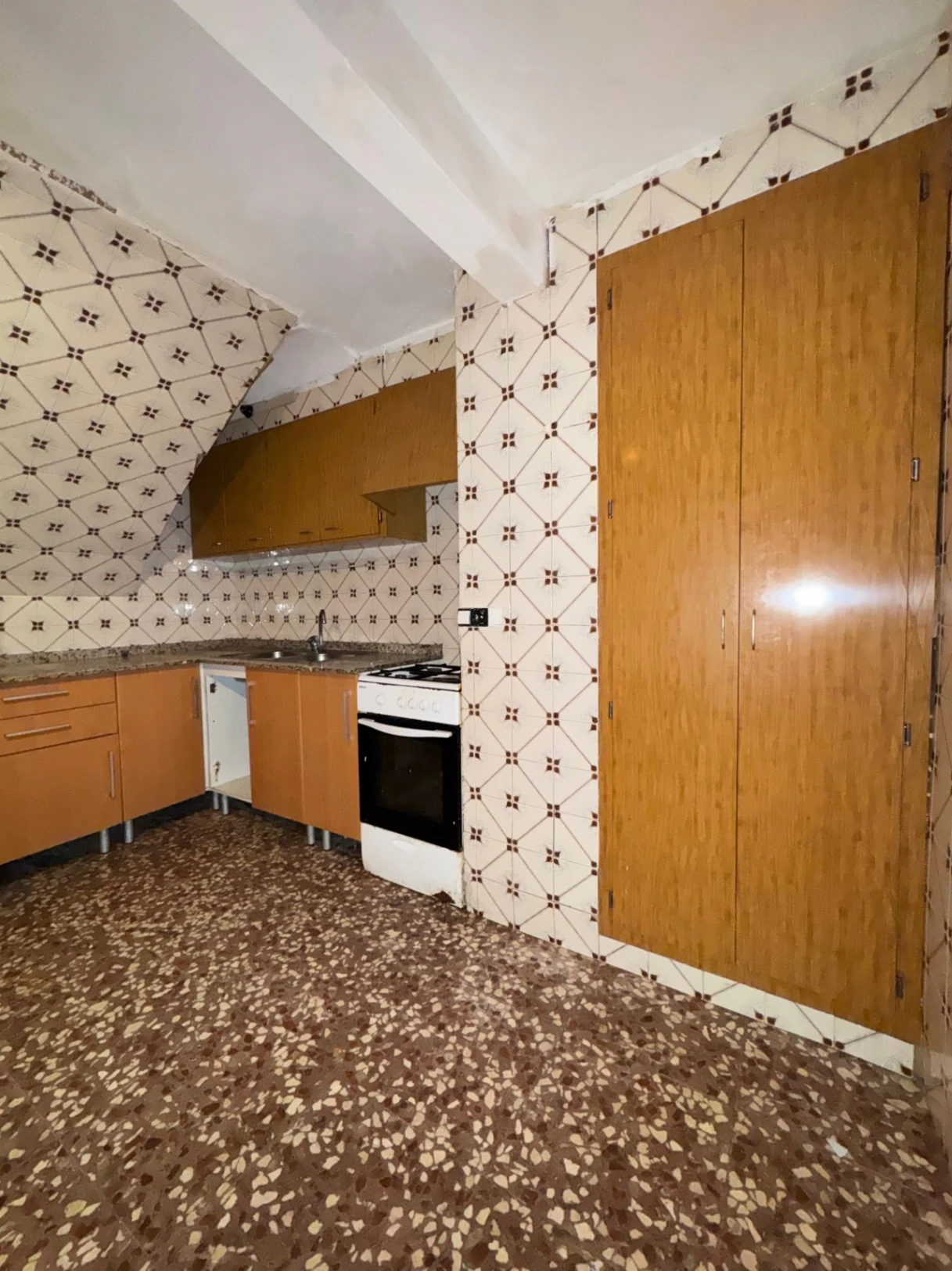 Dorpswoning te renoveren in het centrum van Teulada met patio en groot investeringspotentieel