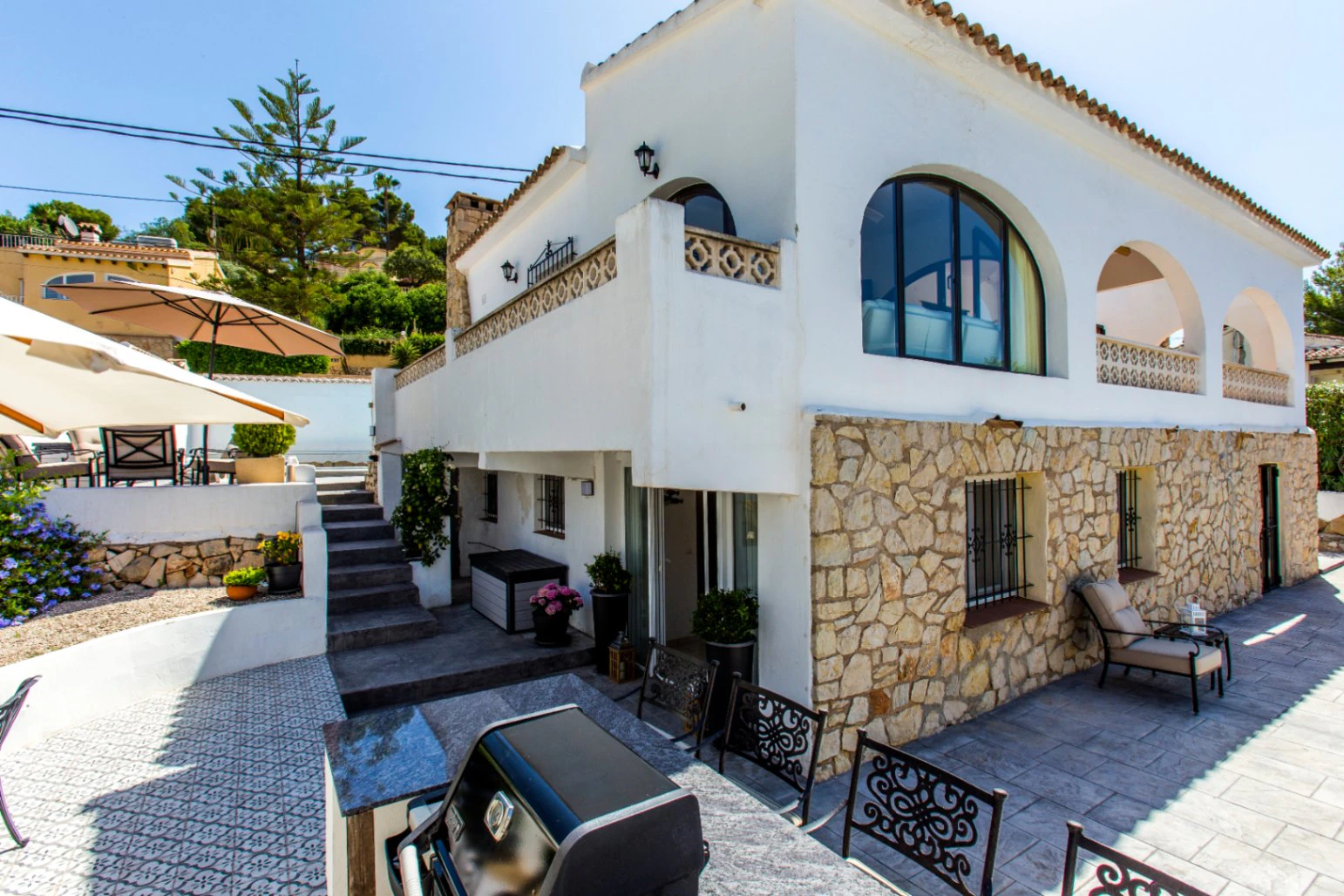 Deels gerenoveerde villa te koop in Benissa Costa
