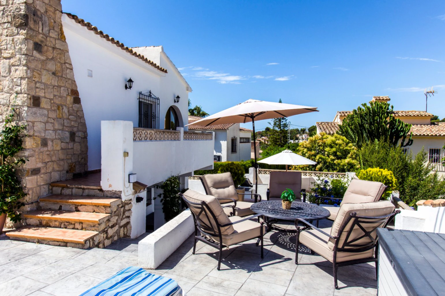 Deels gerenoveerde villa te koop in Benissa Costa