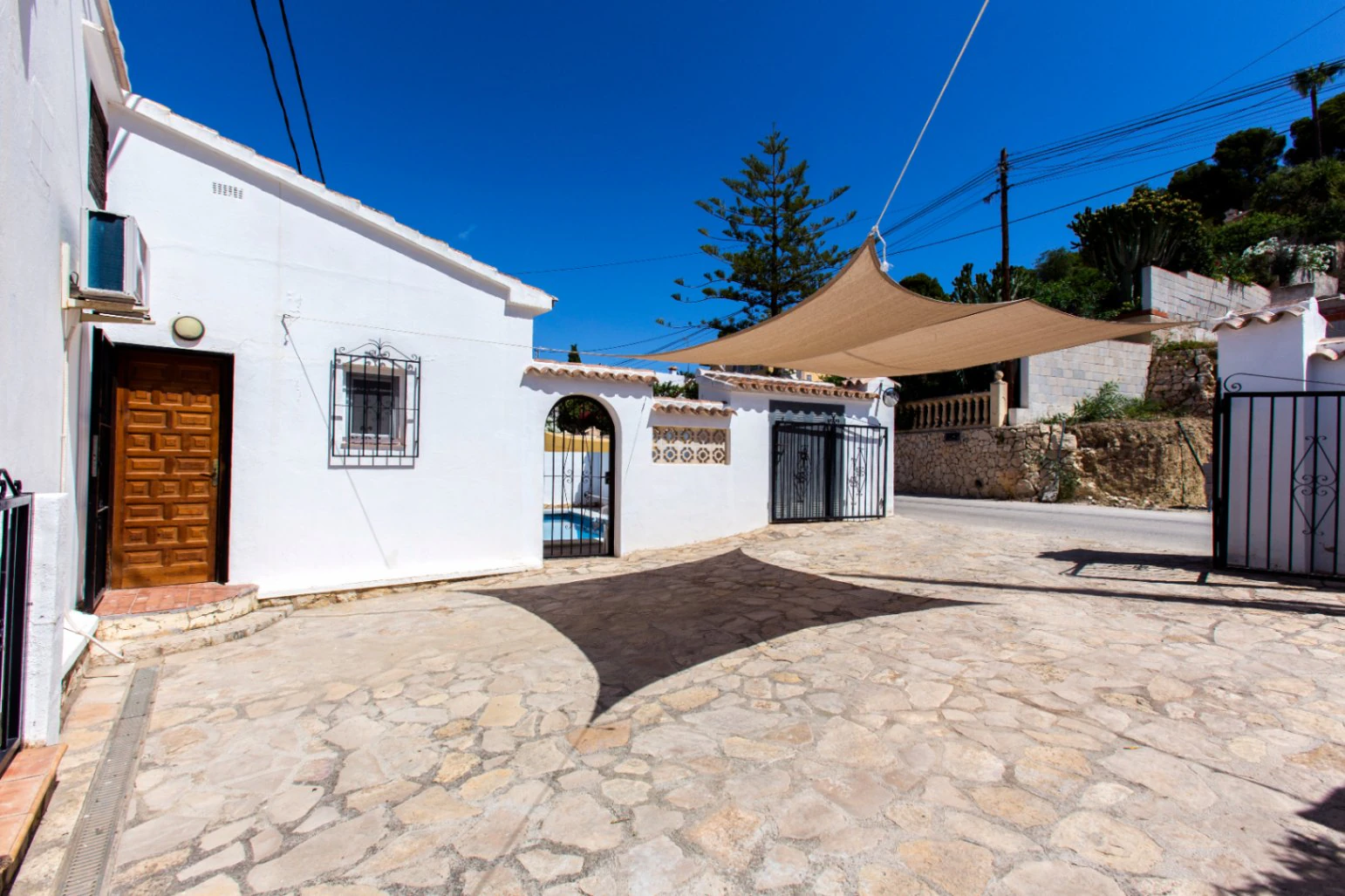 Deels gerenoveerde villa te koop in Benissa Costa