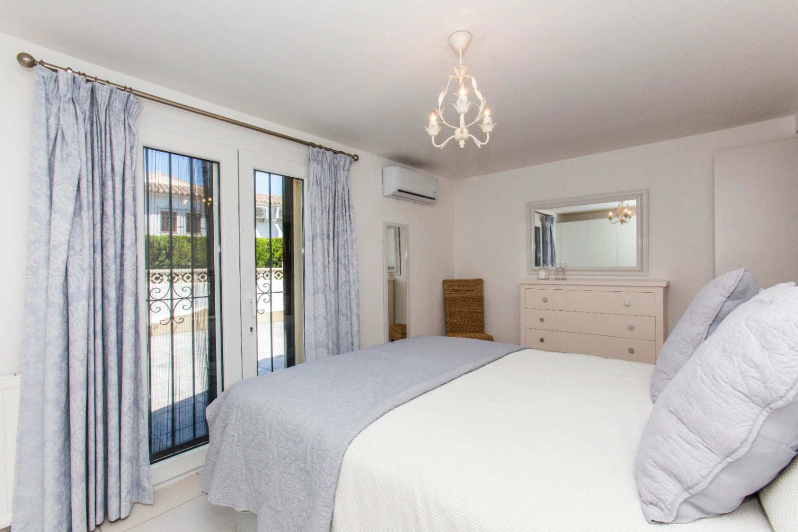 Deels gerenoveerde villa te koop in Benissa Costa