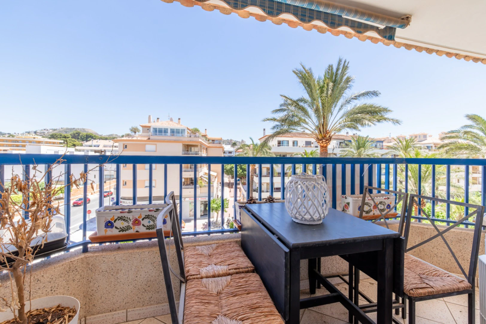 Apartamento con terrazas y vistas al mar en venta en el centro de Moraira