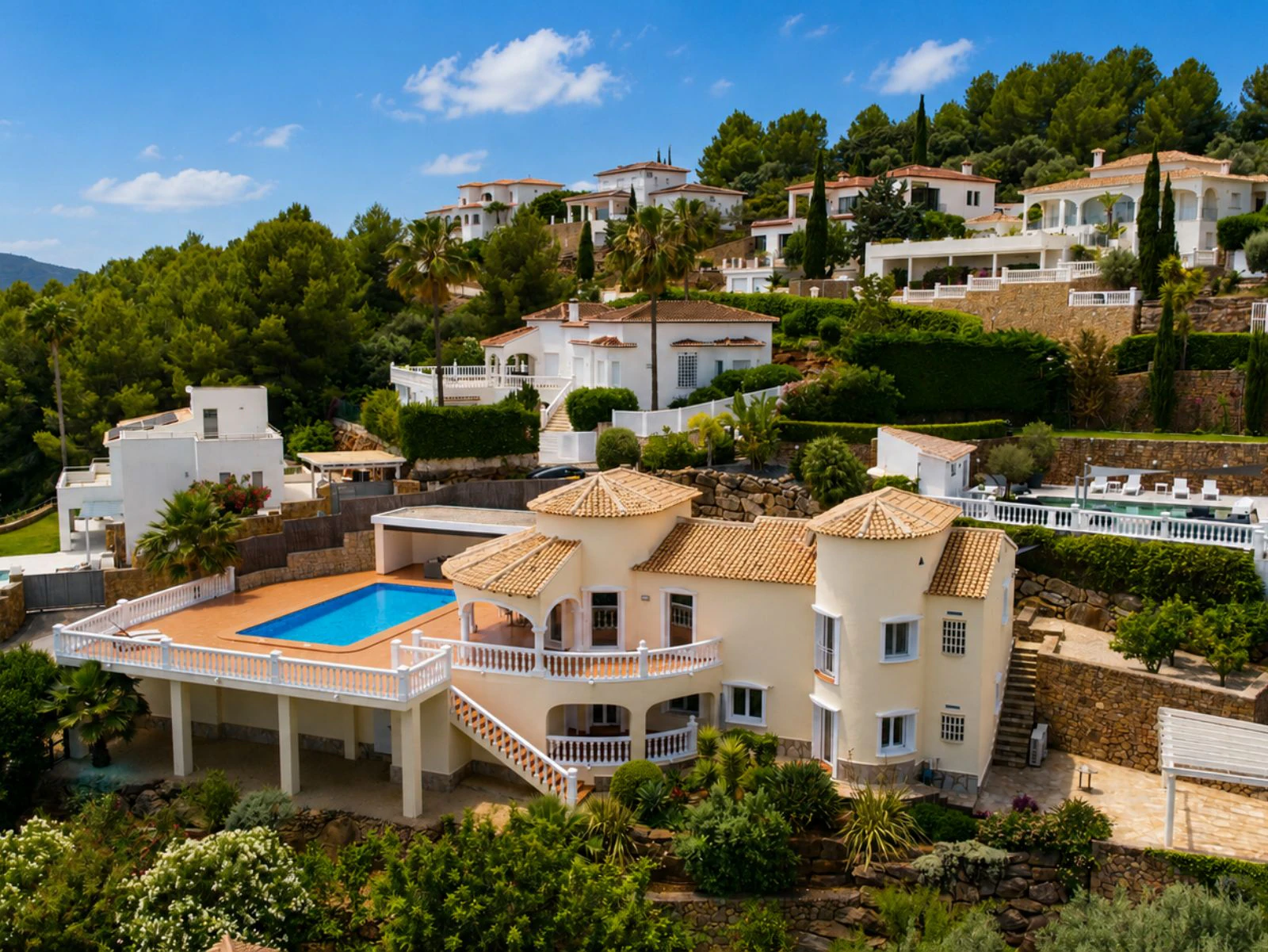 Villa mediterránea real con vistas panorámicas al Montgó, al campo de golf y al mar Mediterráneo.