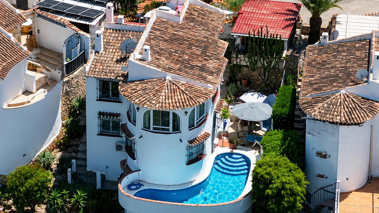 Villa de 3 dormitorios con vistas panor&aacute;micas y piscina