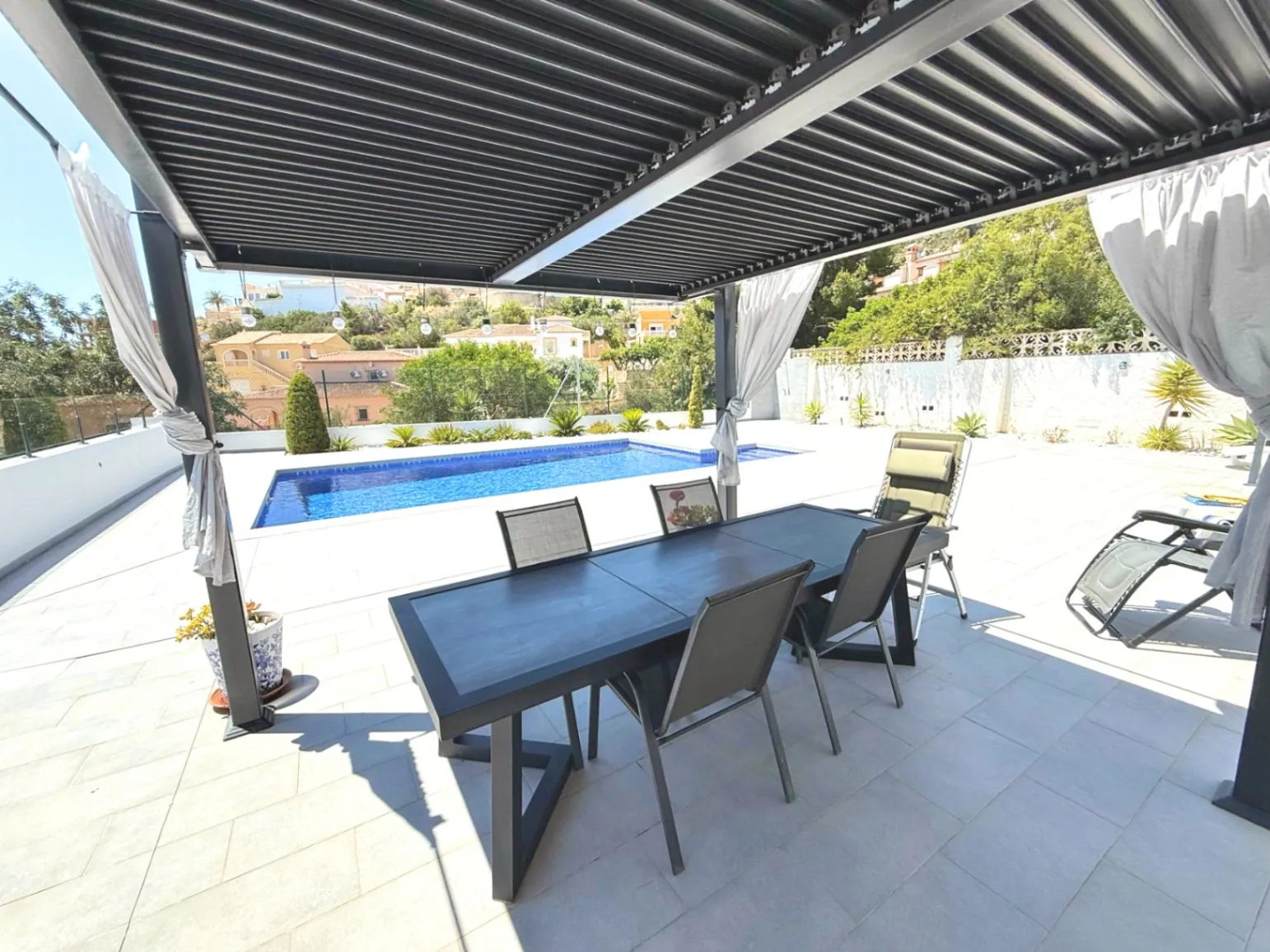 Villa moderna en una sola planta , ideal para vivir todo el año
