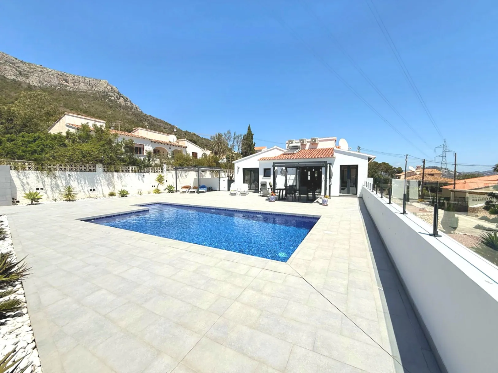 Villa moderna en una sola planta , ideal para vivir todo el año
