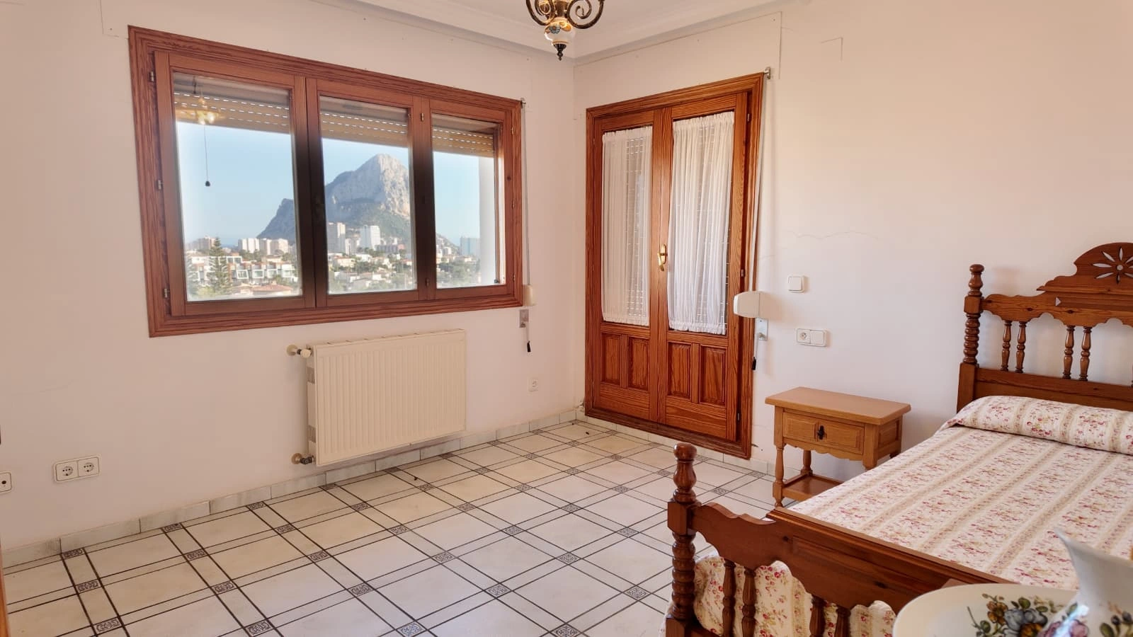 Amplio chalet independiente con 5 dormitorios y piscina en Calpe