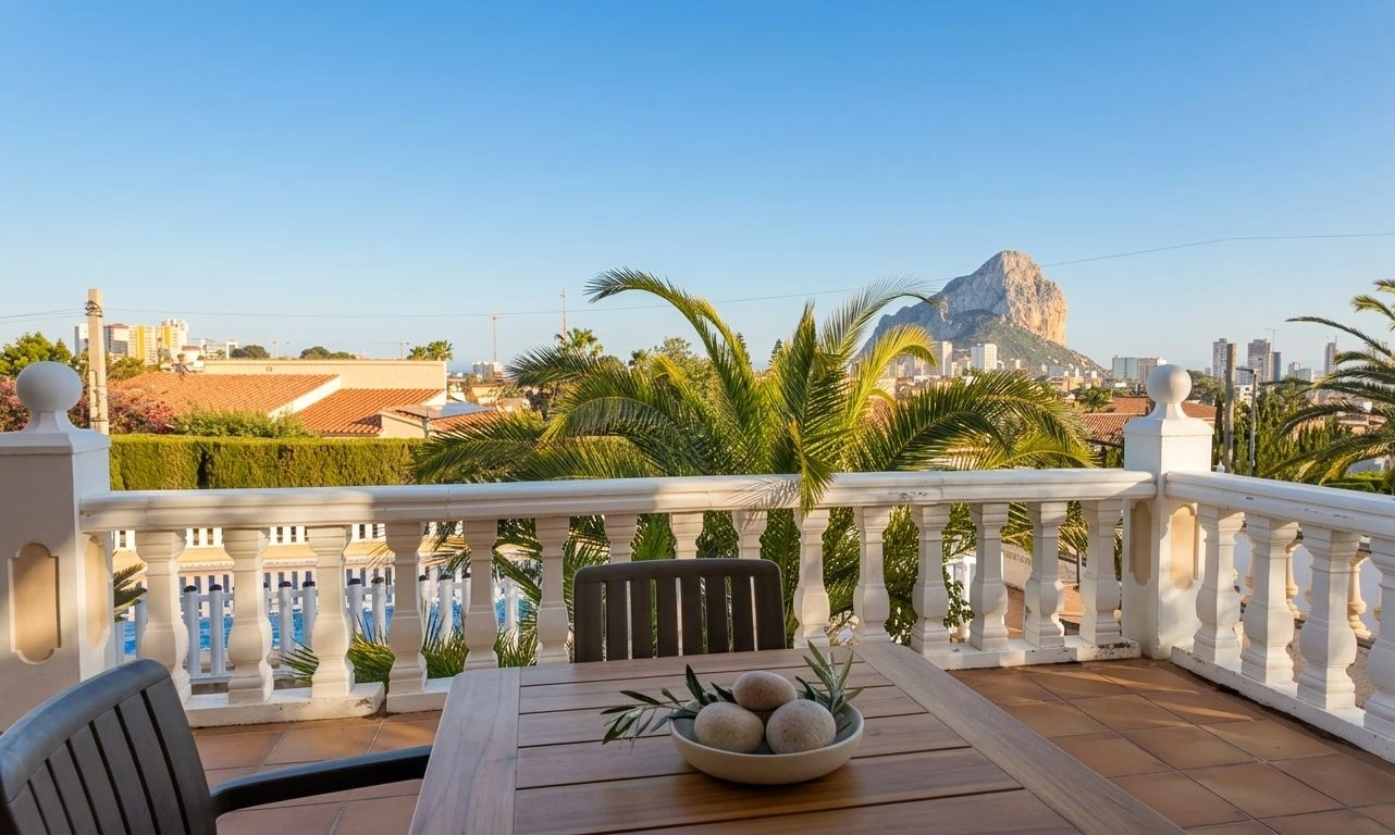 Amplio chalet independiente con 5 dormitorios y piscina en Calpe