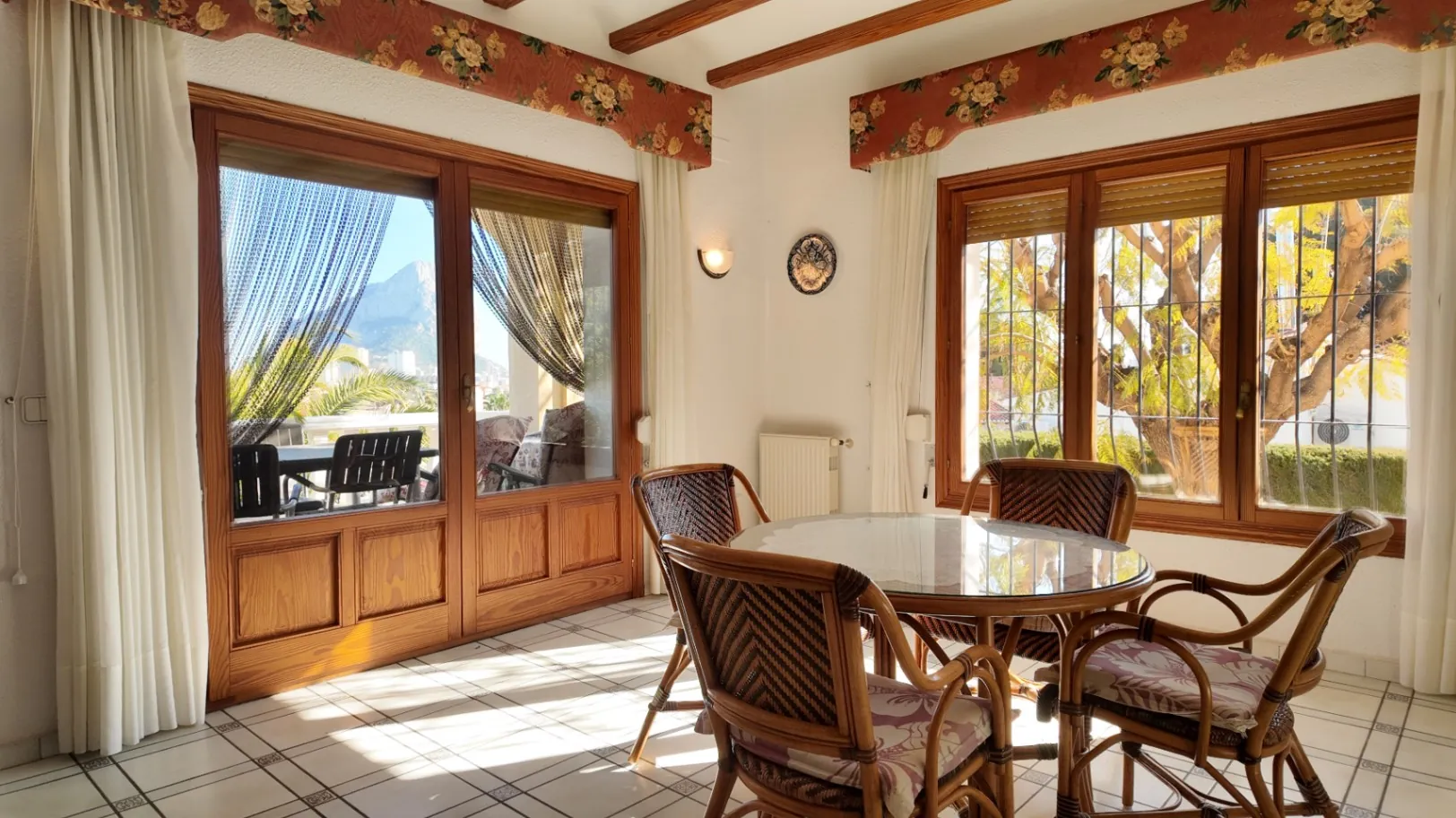 Amplio chalet independiente con 5 dormitorios y piscina en Calpe