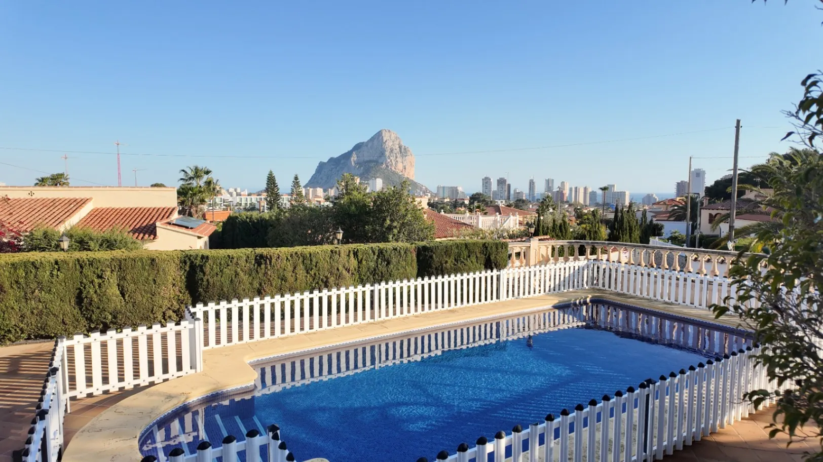 Amplio chalet independiente con 5 dormitorios y piscina en Calpe