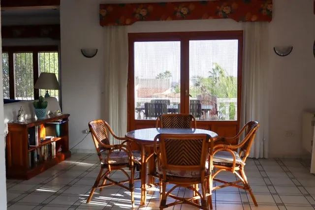 Amplio chalet independiente con 5 dormitorios y piscina en Calpe