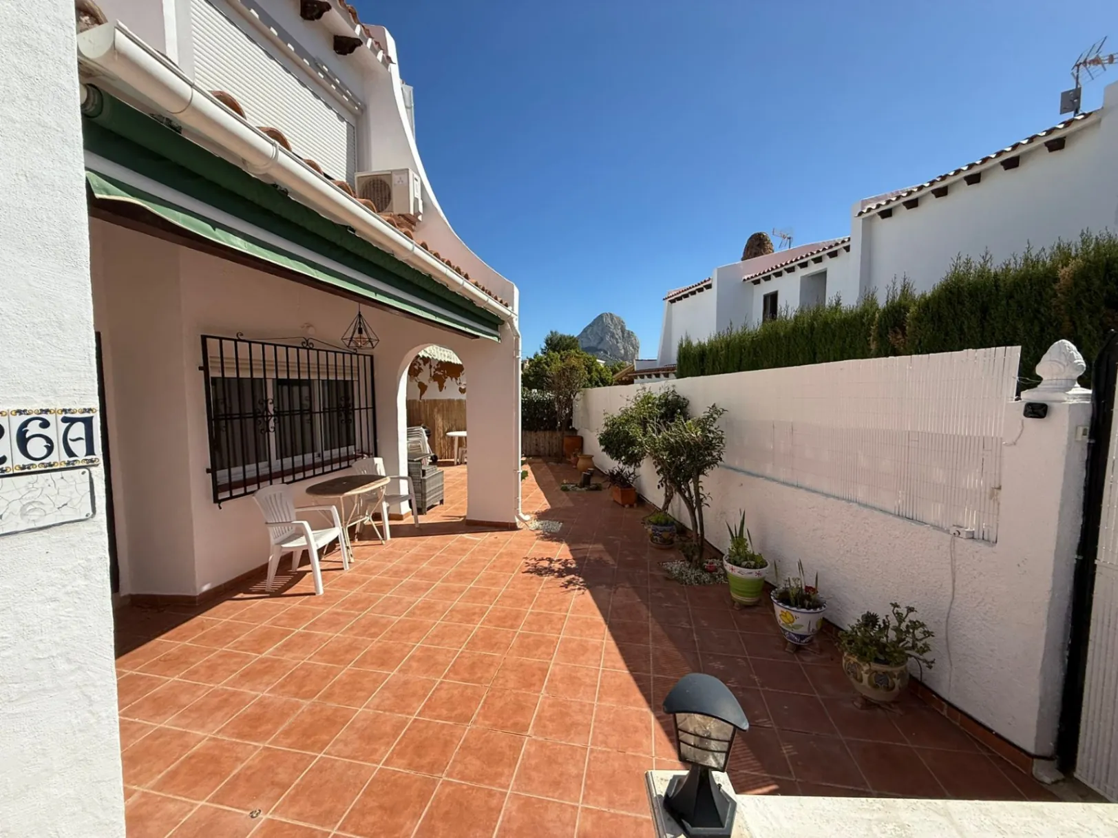 Apartamento con jardín, vistas abiertas, piscina y tenis comunitaria a 1 km del centro y del mar