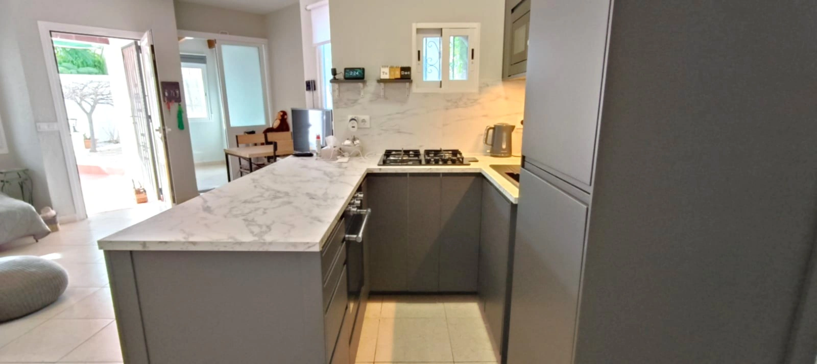 Apartamento con jardín, vistas abiertas, piscina y tenis comunitaria a 1 km del centro y del mar