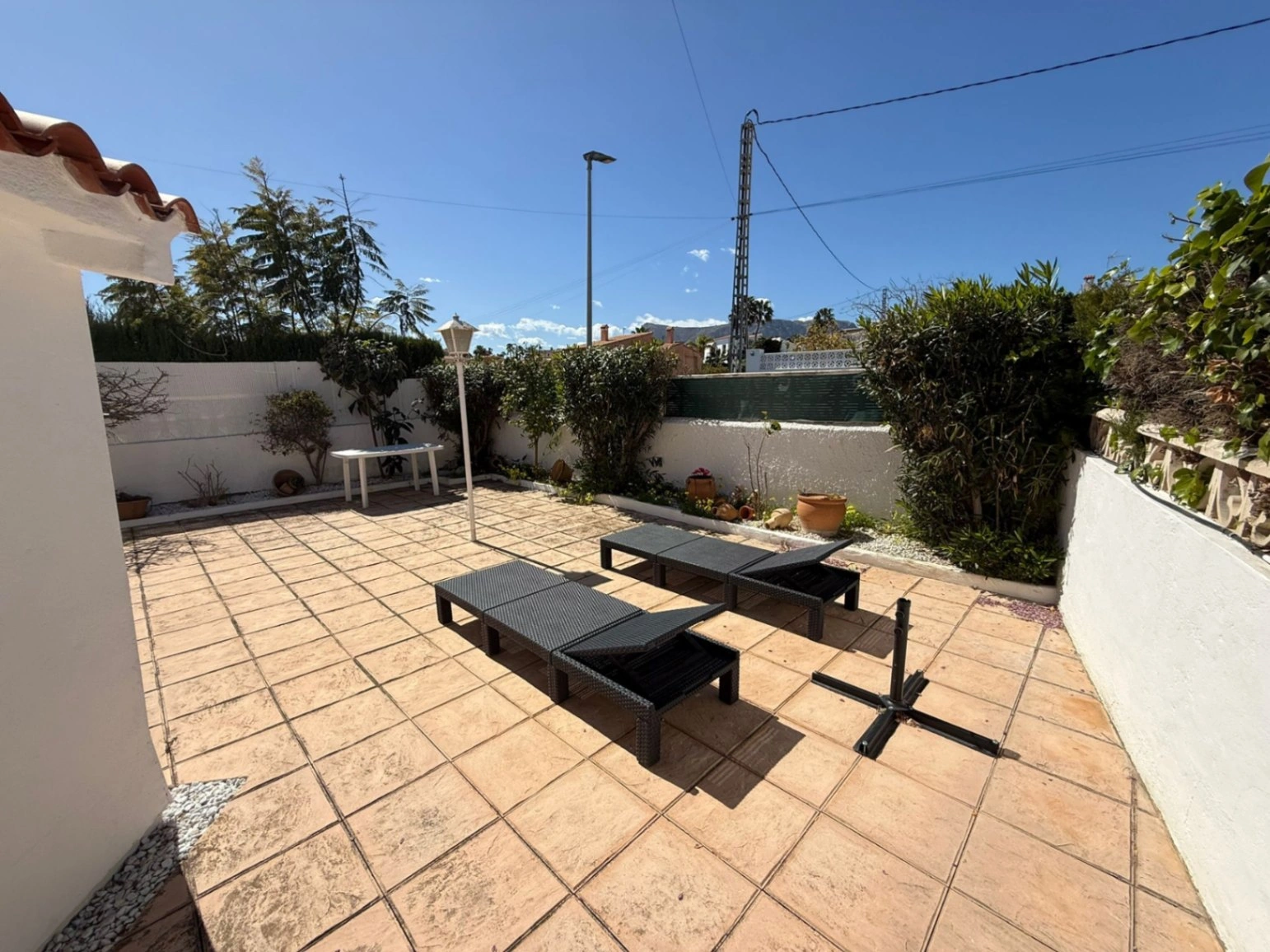 Apartamento con jardín, vistas abiertas, piscina y tenis comunitaria a 1 km del centro y del mar