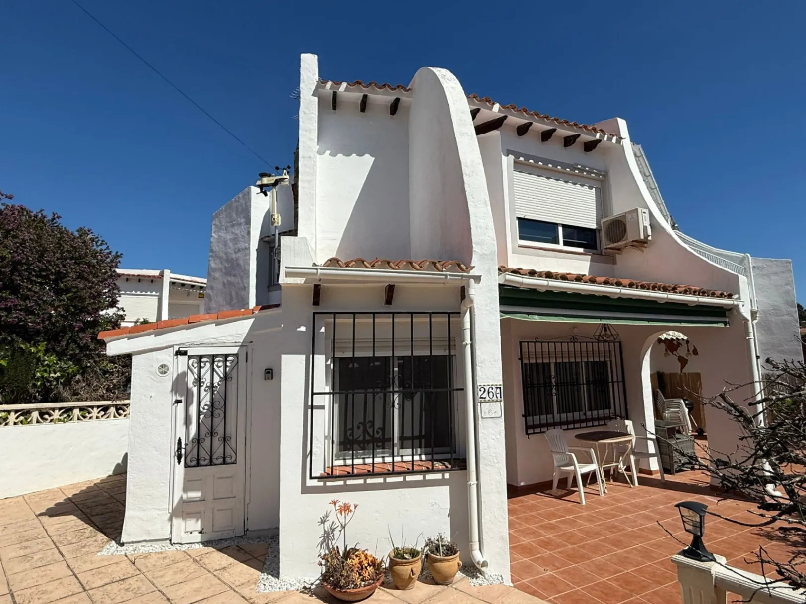 Apartamento con jardín, vistas abiertas, piscina y tenis comunitaria a 1 km del centro y del mar