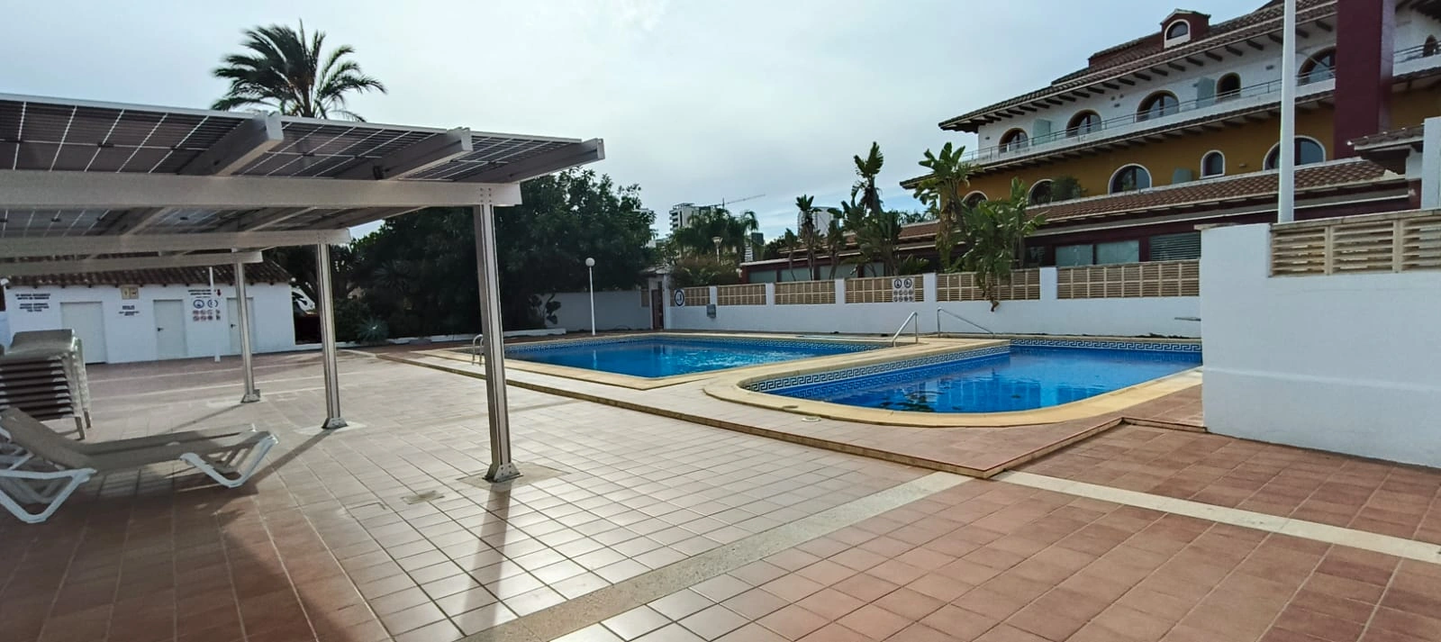 Apartamento con jardín, vistas abiertas, piscina y tenis comunitaria a 1 km del centro y del mar