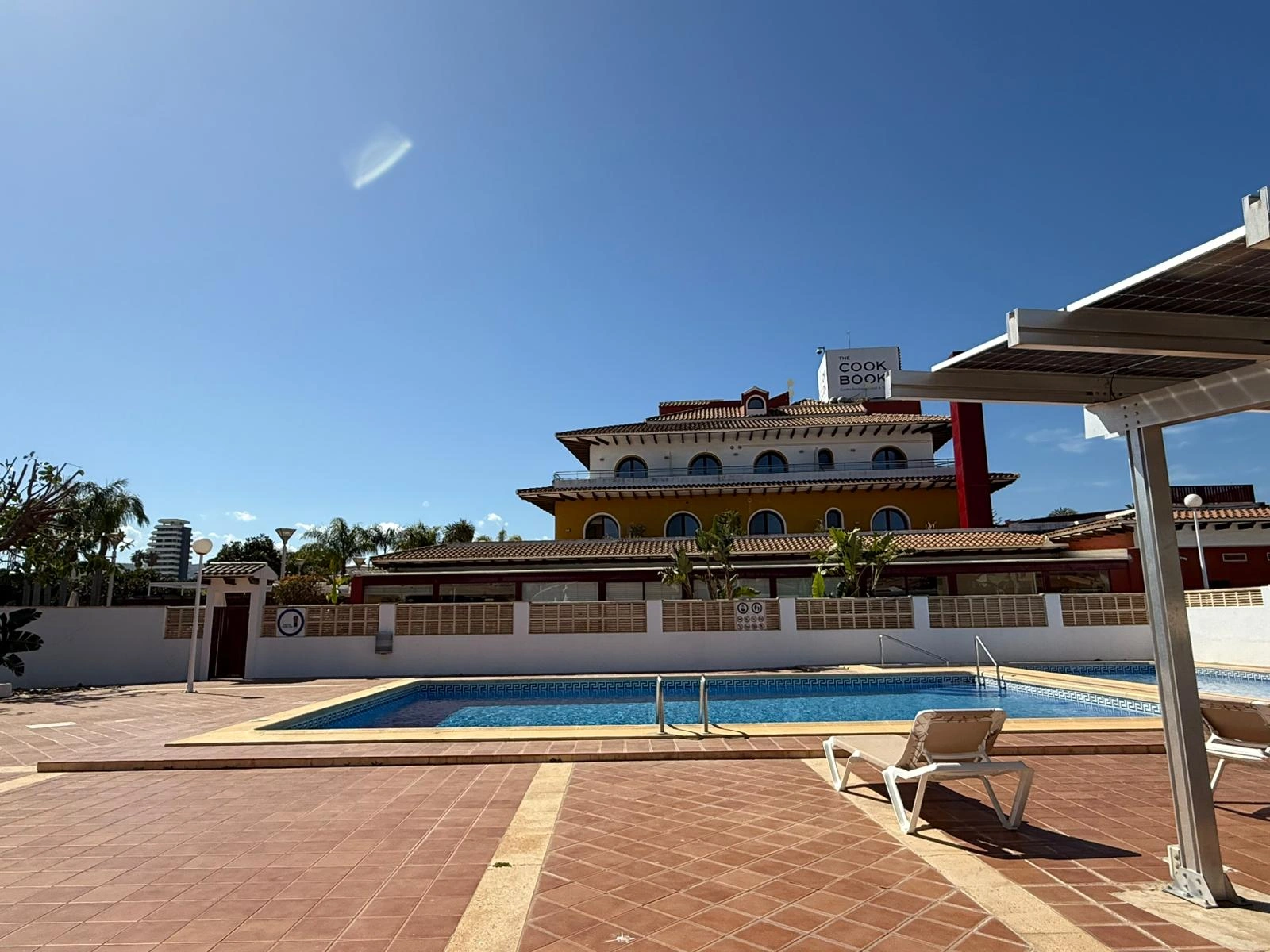 Apartamento con jardín, vistas abiertas, piscina y tenis comunitaria a 1 km del centro y del mar