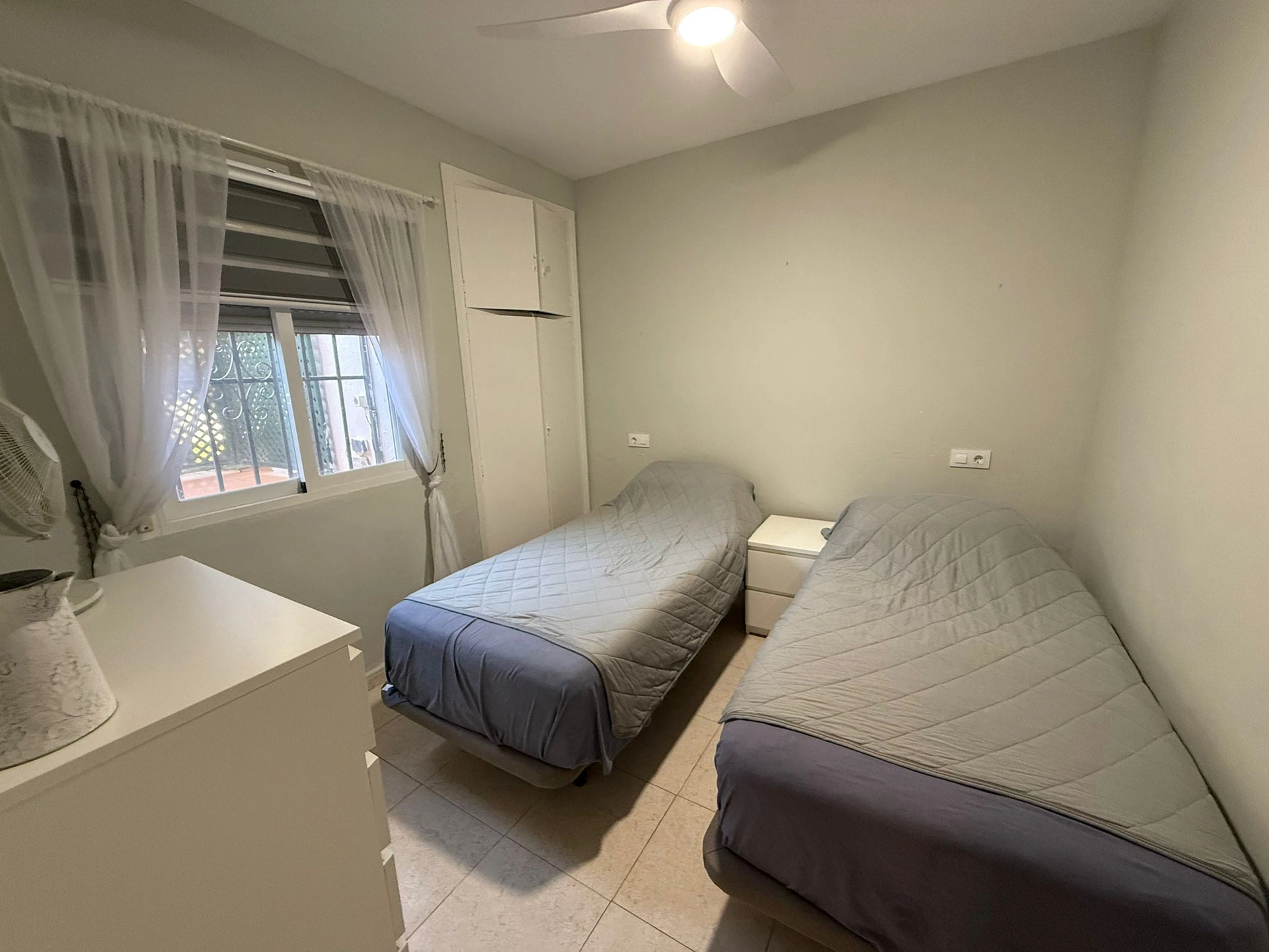Apartamento con jardín, vistas abiertas, piscina y tenis comunitaria a 1 km del centro y del mar
