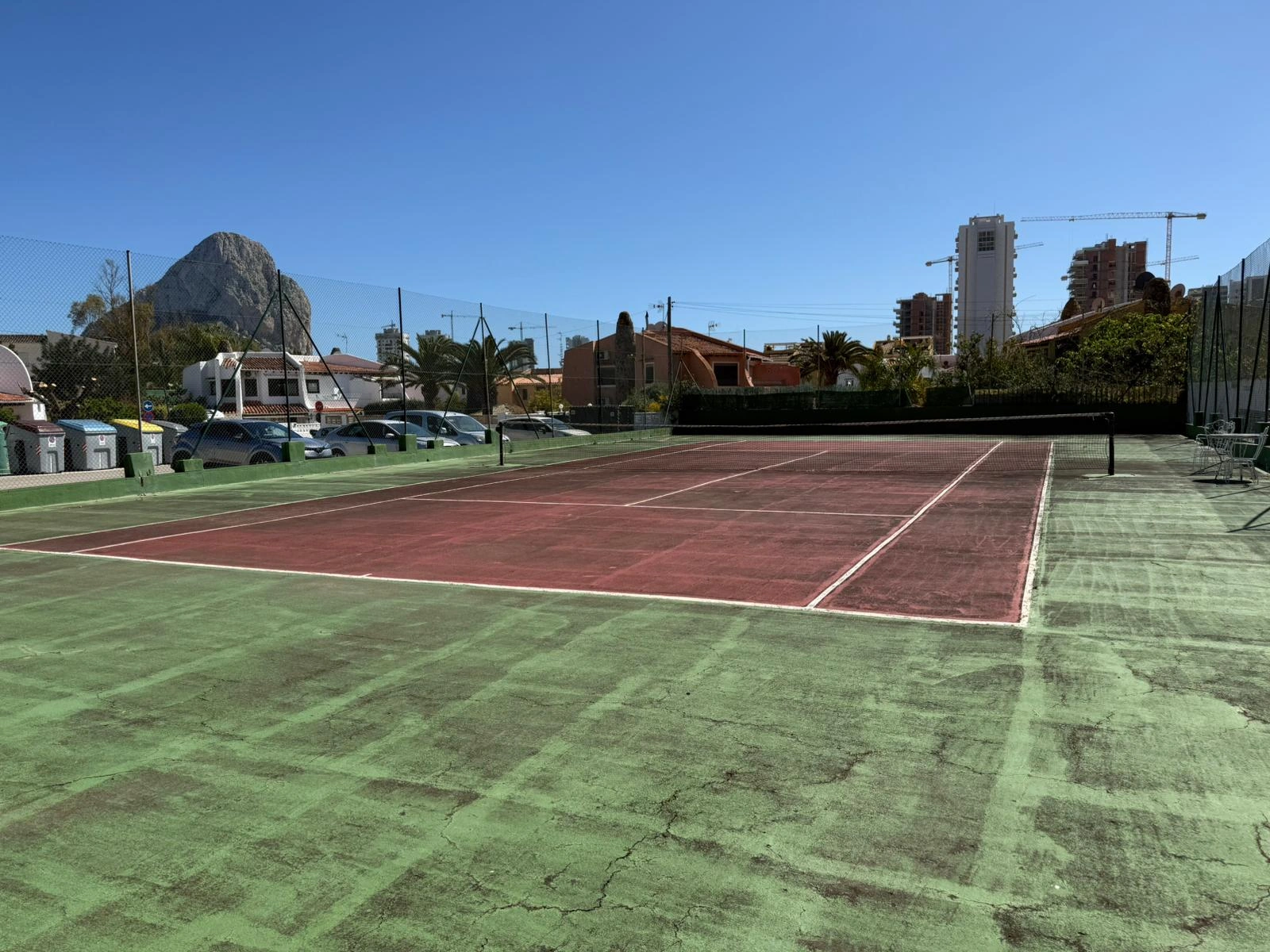 Apartamento con jardín, vistas abiertas, piscina y tenis comunitaria a 1 km del centro y del mar
