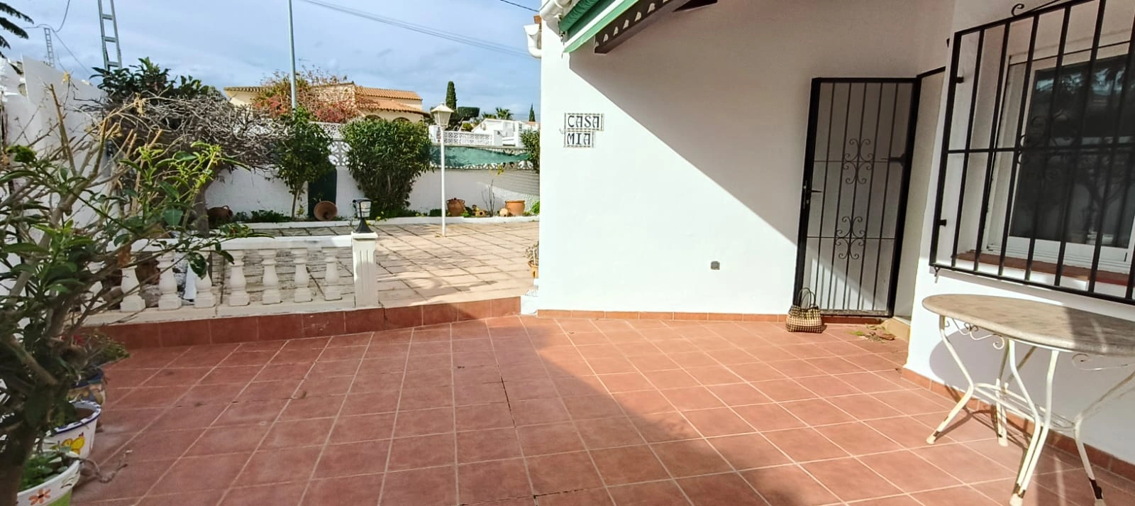 Apartamento con jardín, vistas abiertas, piscina y tenis comunitaria a 1 km del centro y del mar