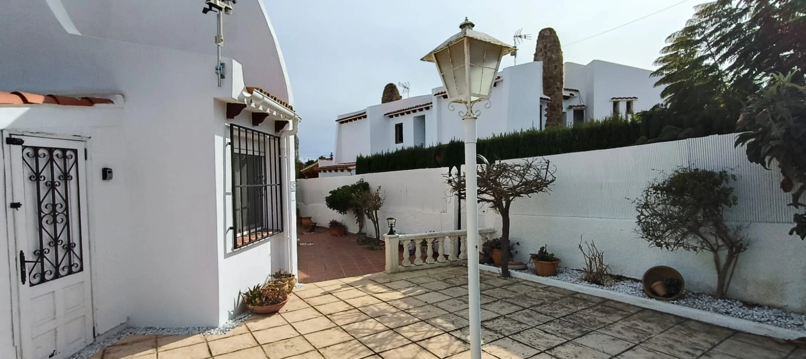 Apartamento con jardín, vistas abiertas, piscina y tenis comunitaria a 1 km del centro y del mar